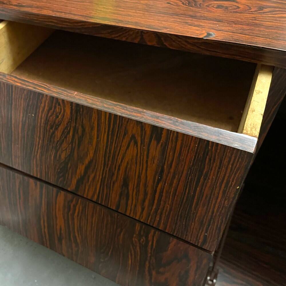 Buffet en palissandre de style danois avec tiroirs