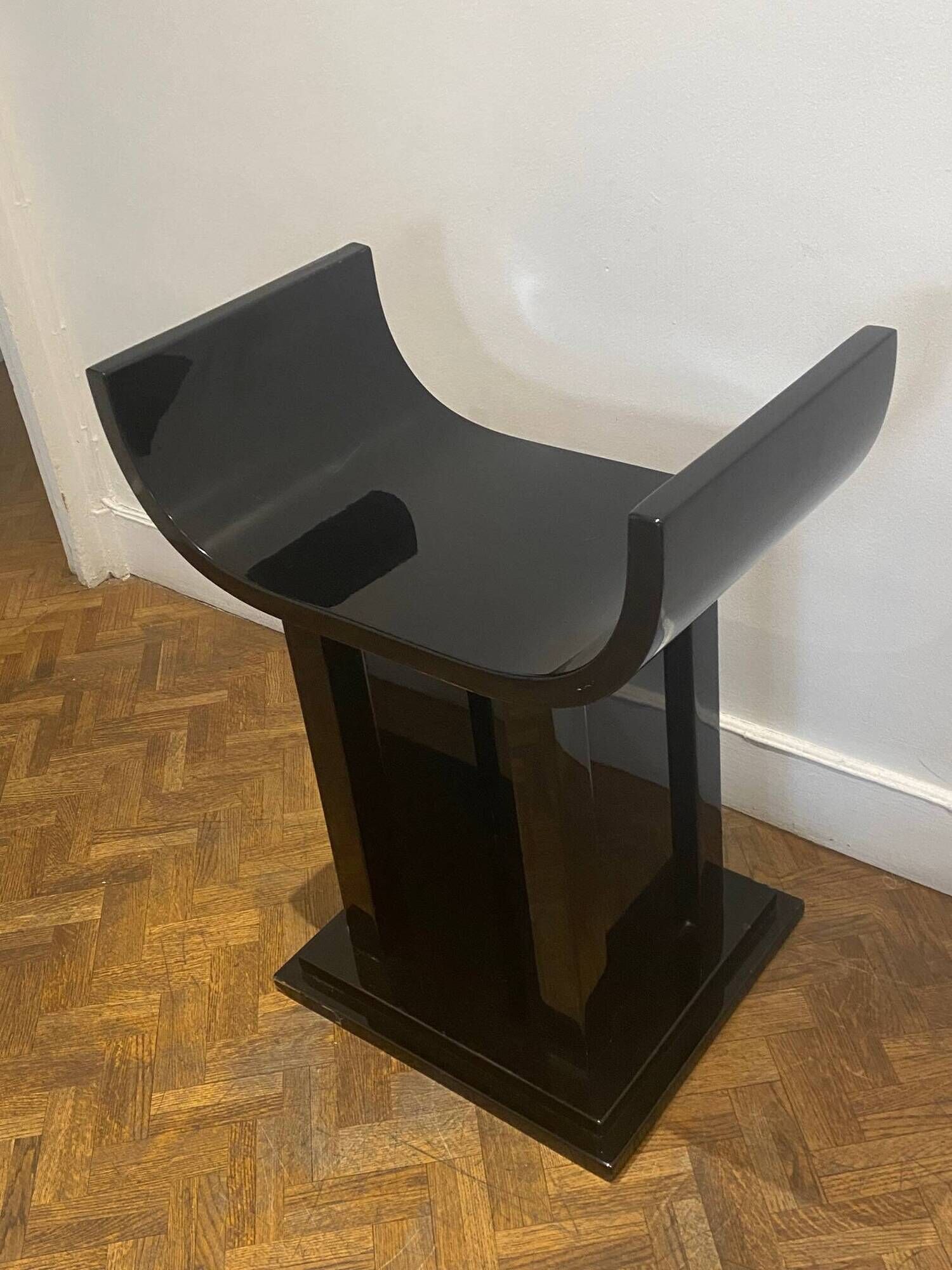 Gueridon or side table in black lacquer with curved lines, attributed to Roméo.