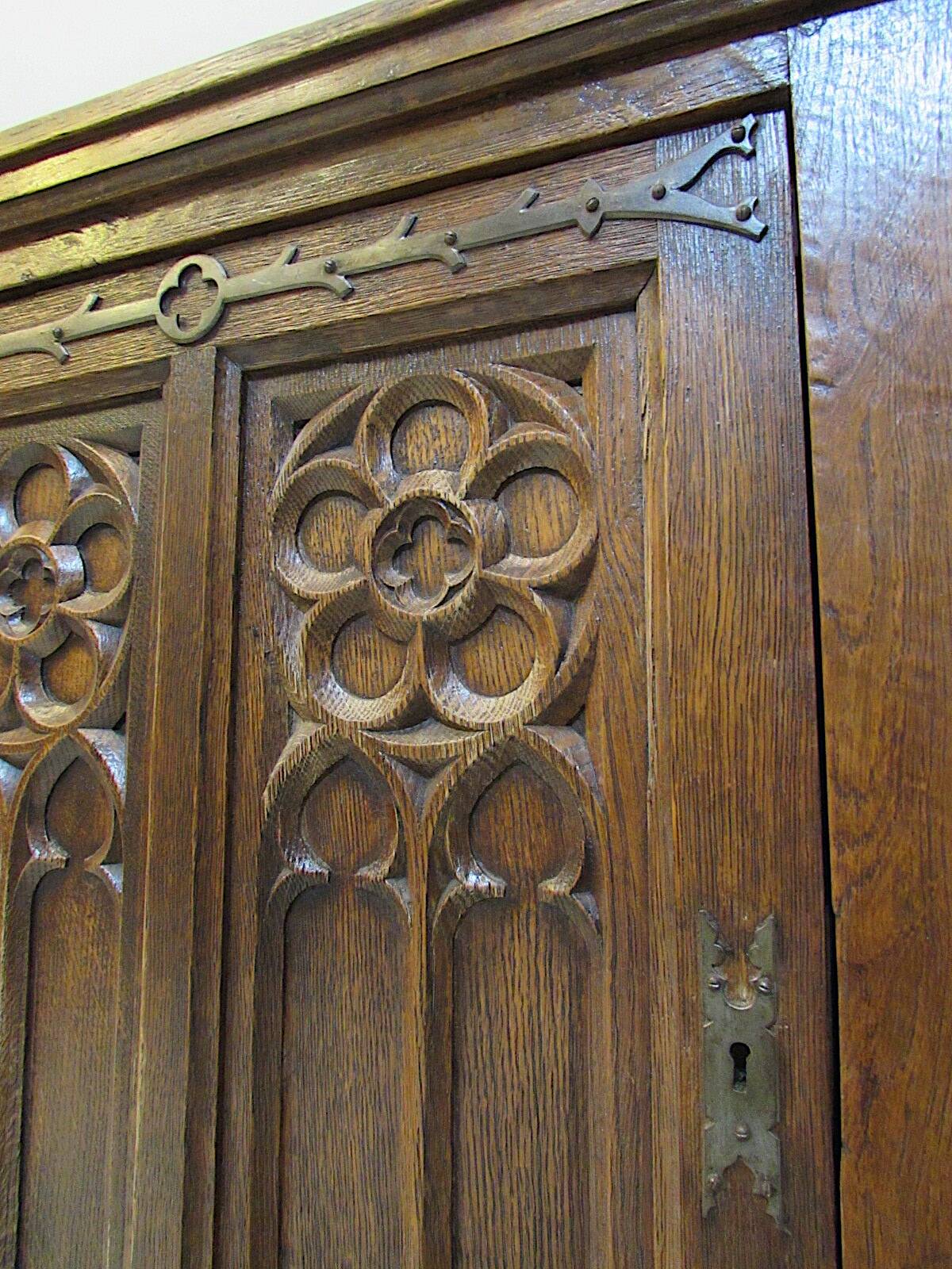 Antiqie Gothic carved oak cabinet, 1860