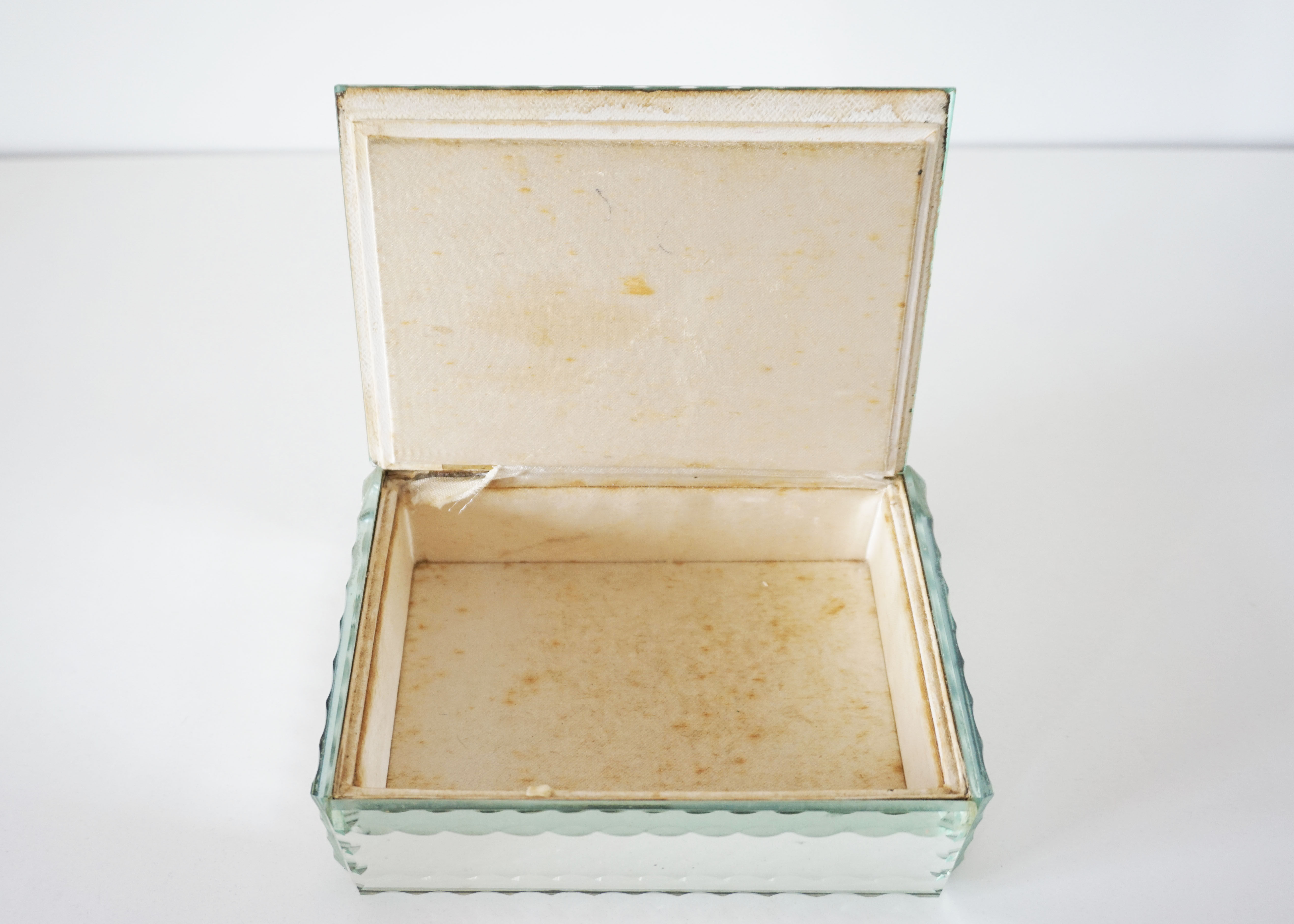 Jewelry box in chiseled mirror