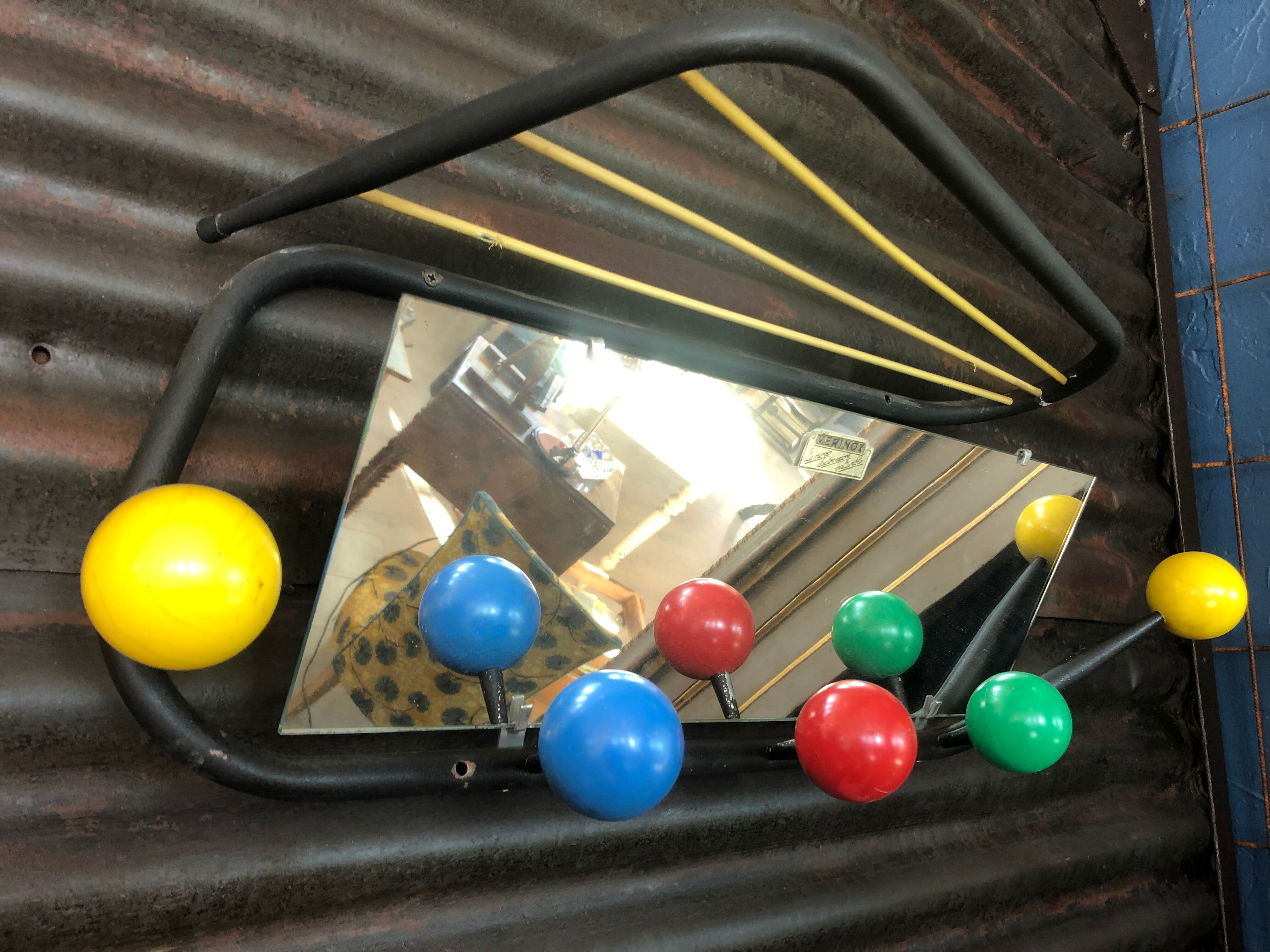 Porte manteaux vintage et 5 boules de couleurs