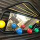 Porte manteaux vintage et 5 boules de couleurs