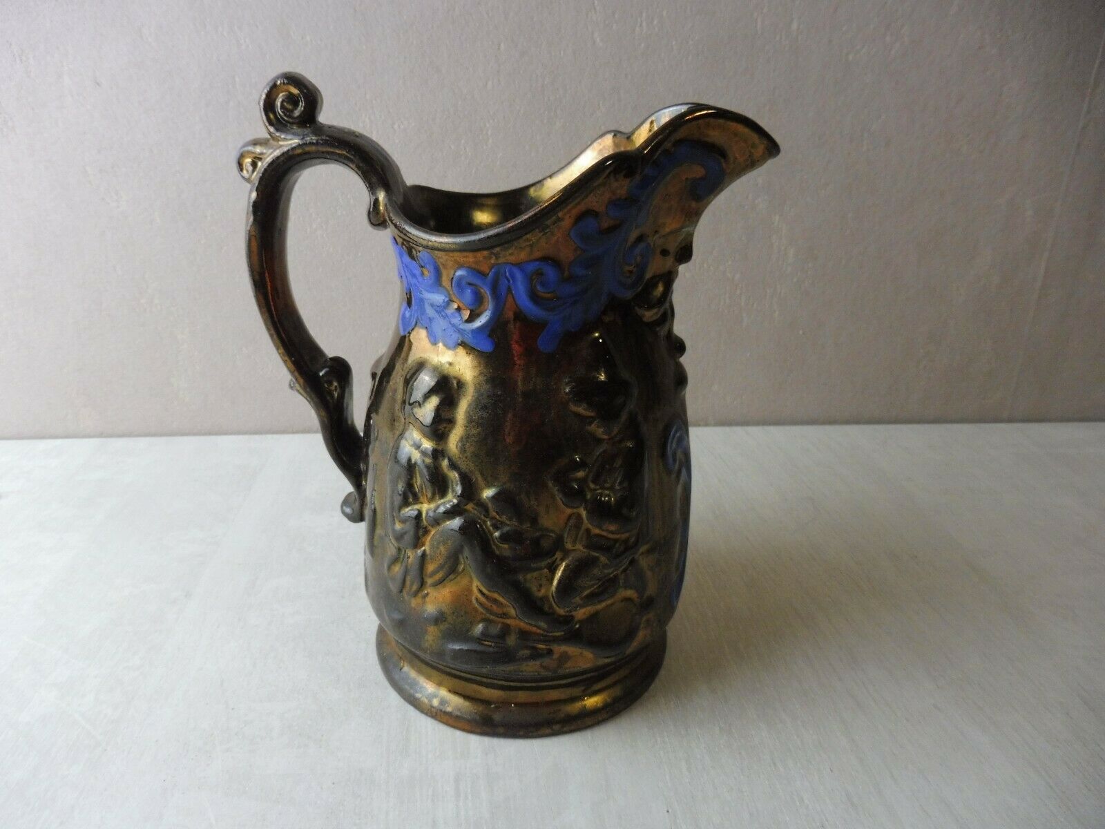 Decanter decoration relief, in jersey ceramic, nineteenth