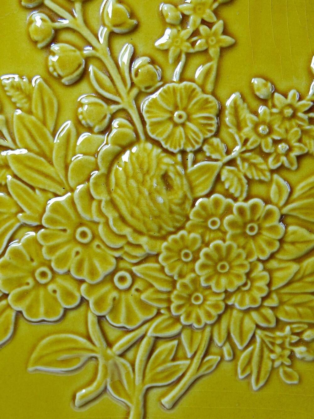 Large oval dish Bordallo Pinheiro yellow earthenware, Portugal 1970-1980