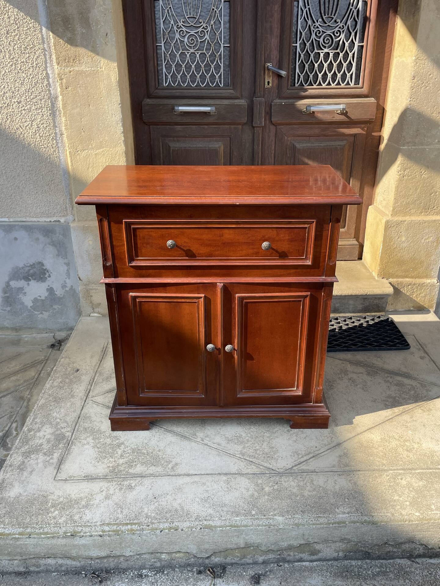 Vinyl cabinet