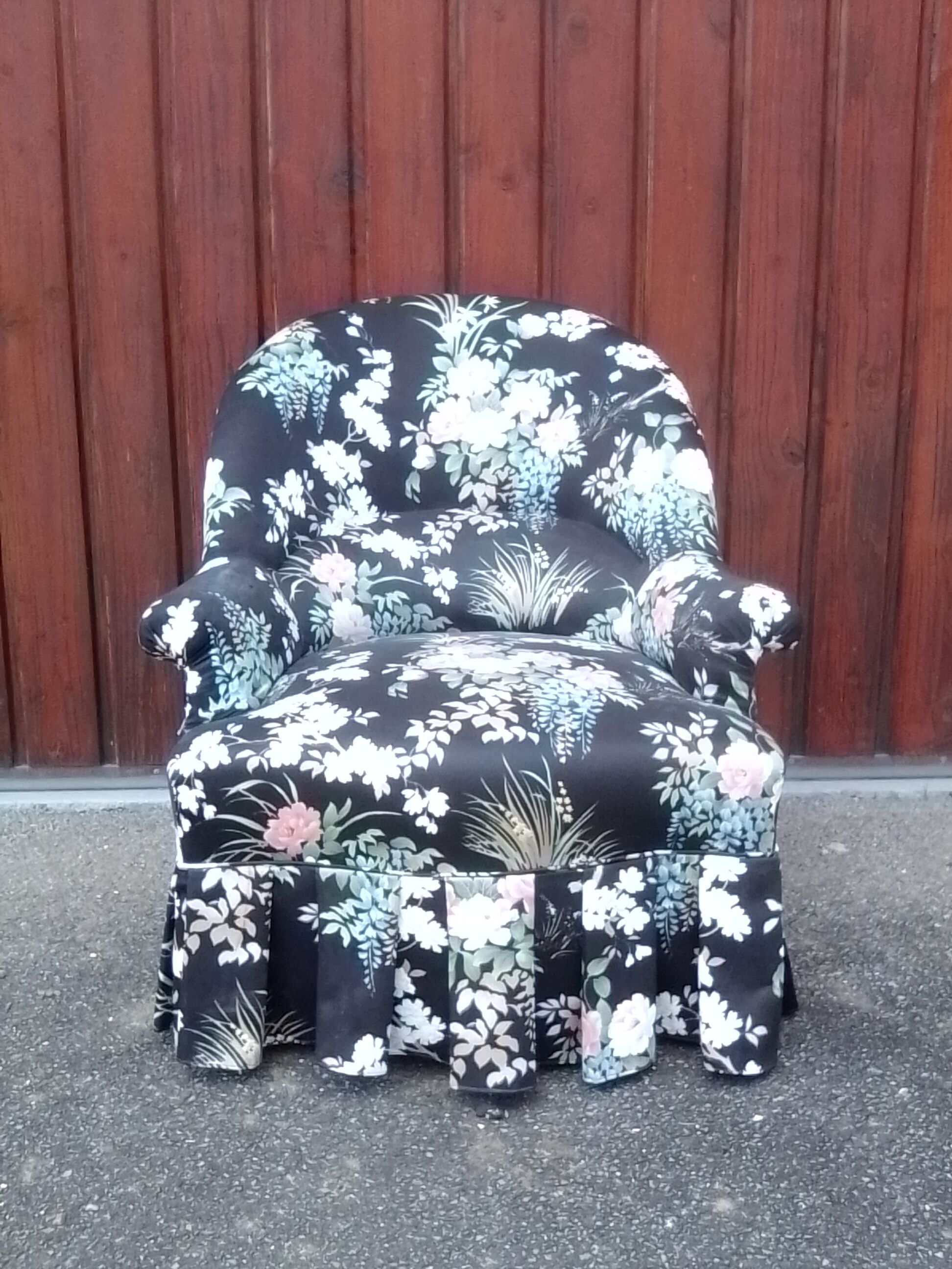 Toad armchair floral pattern