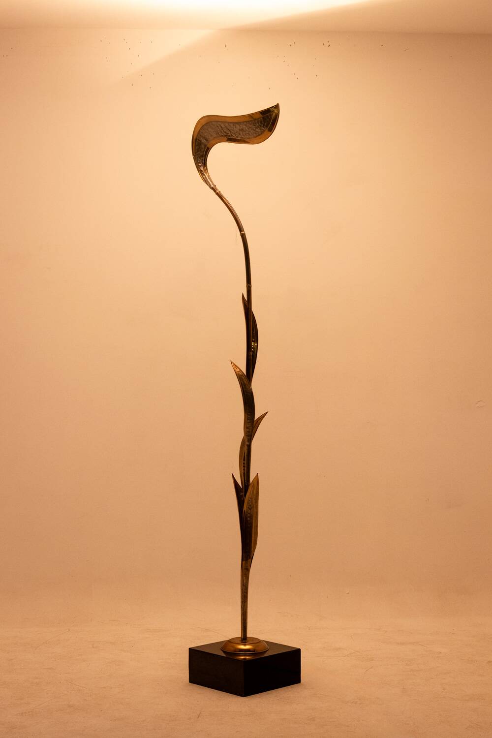 Maison Honoré. Lampadaire en laiton doré. Circa 1970.