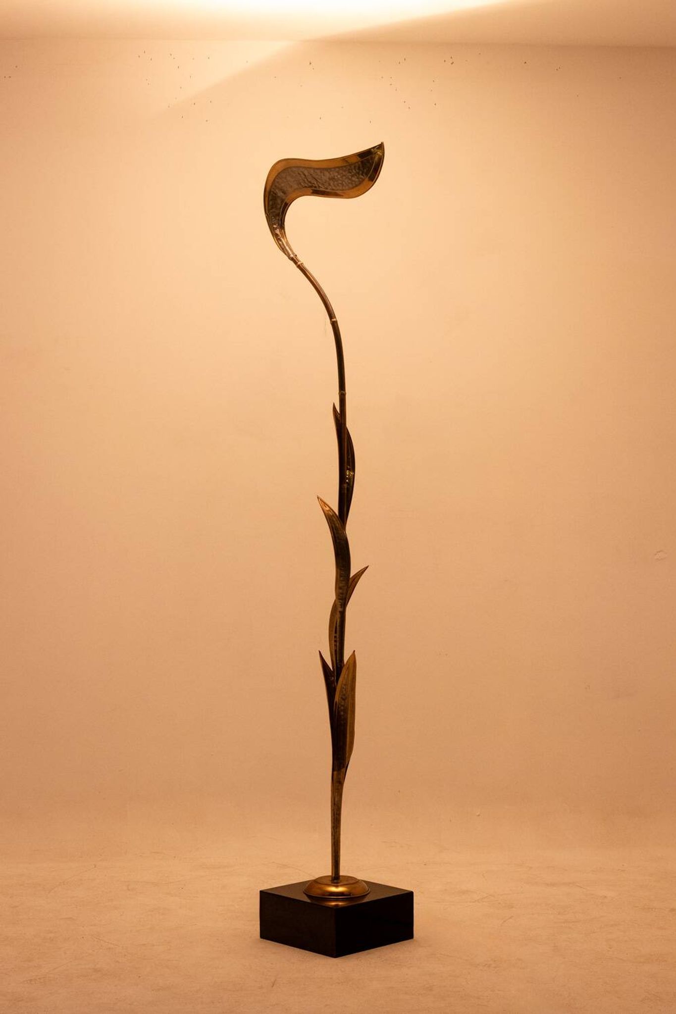 Maison Honoré. Lampadaire en laiton doré. Circa 1970.