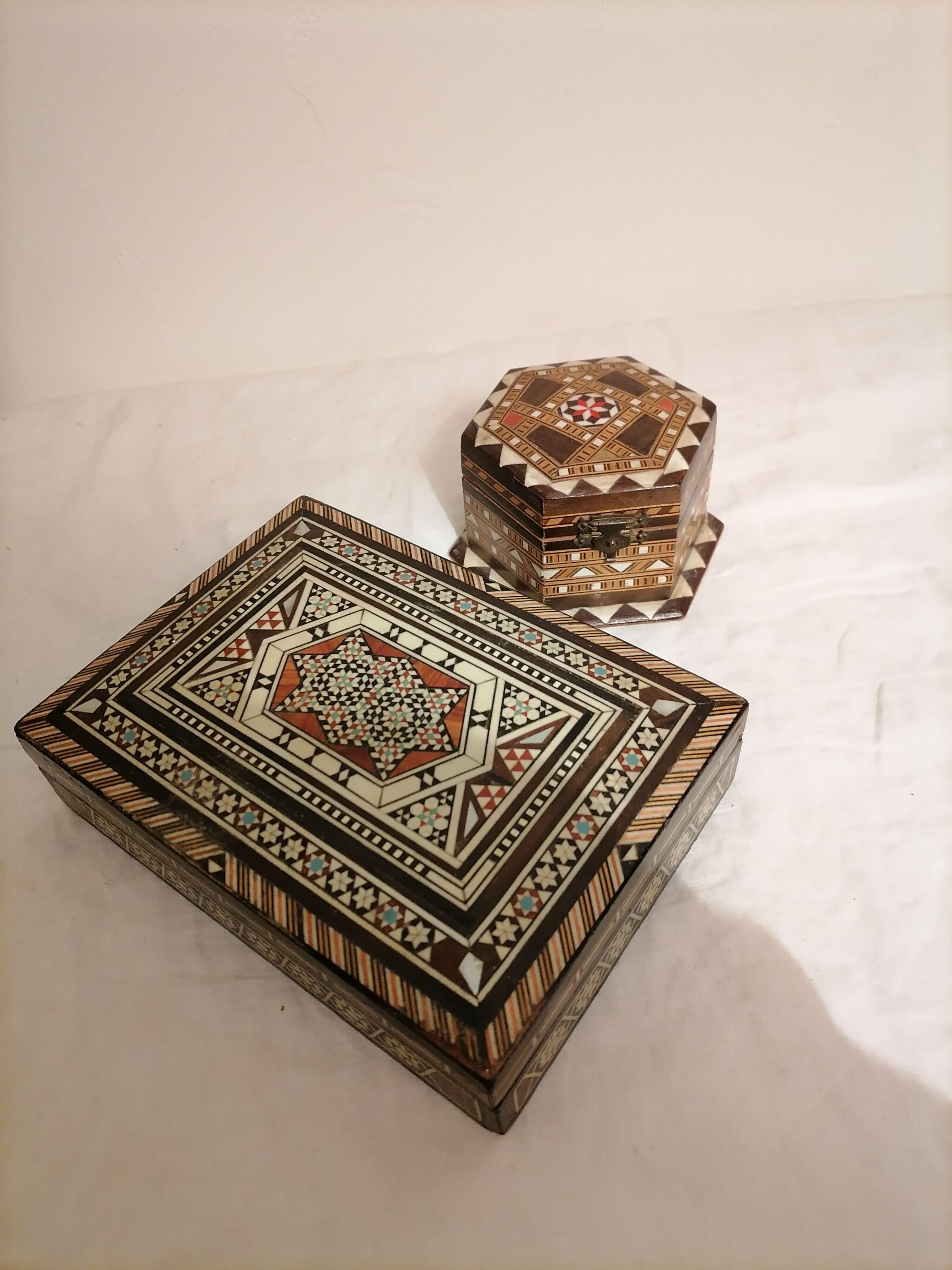 Lot of 2 oriental boxes in marquetry.