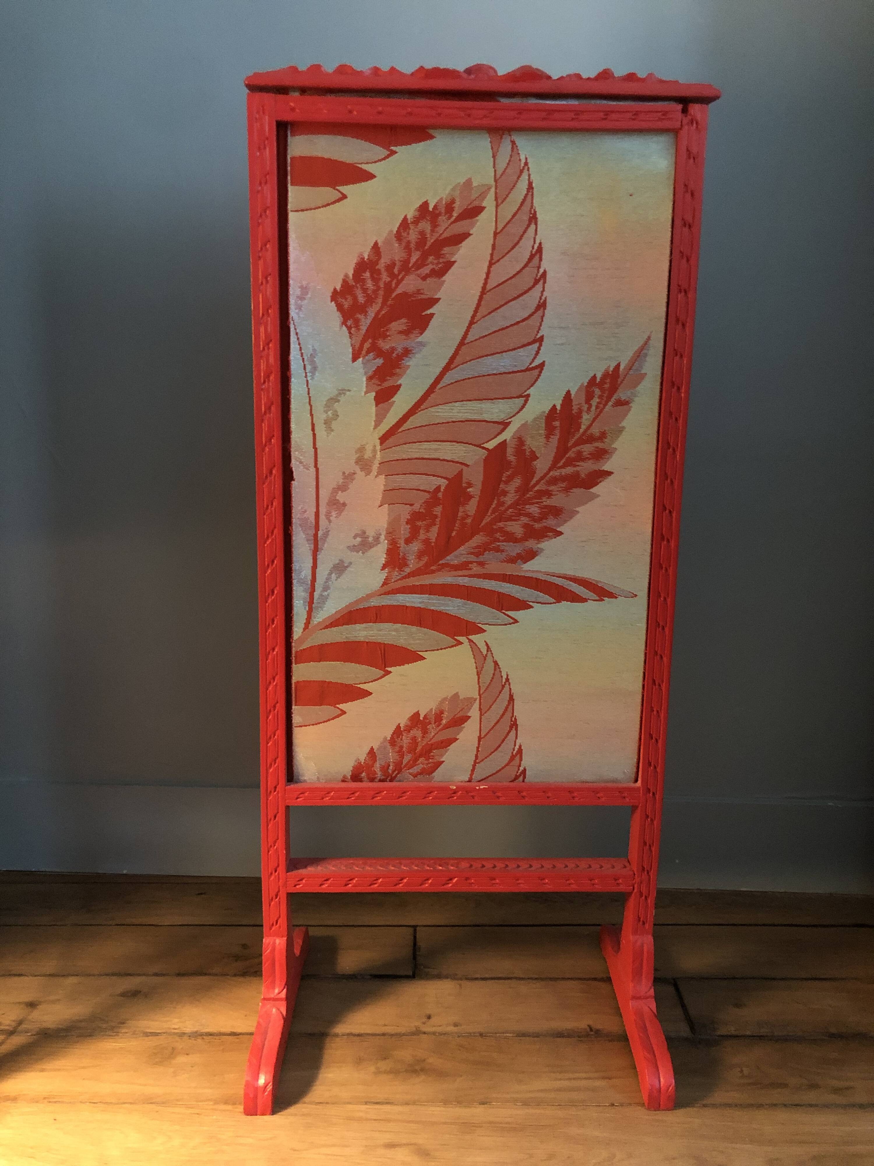 Chambermaid / fire screen