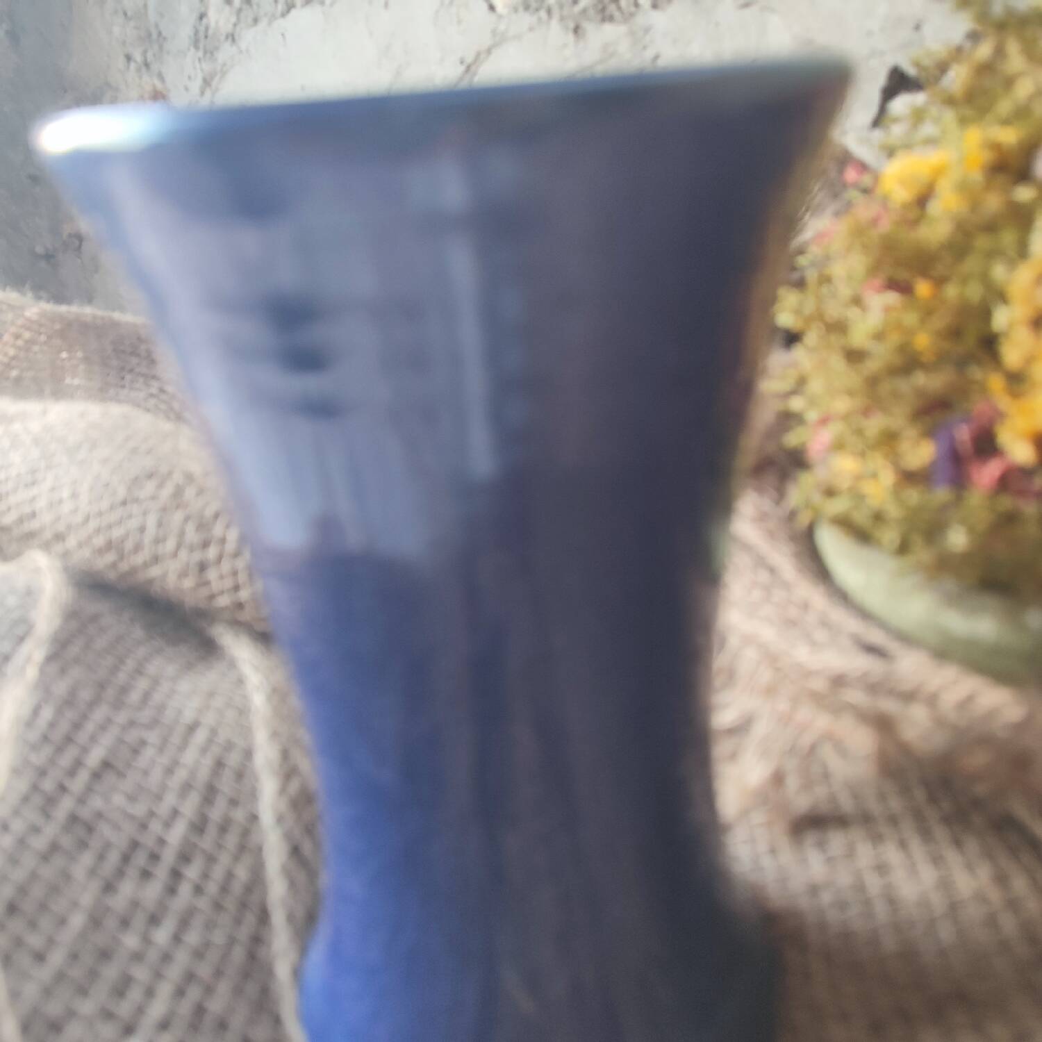 Vase diabolo artisanat Guibert à Lamoura en grès émaillé bleu cobalt