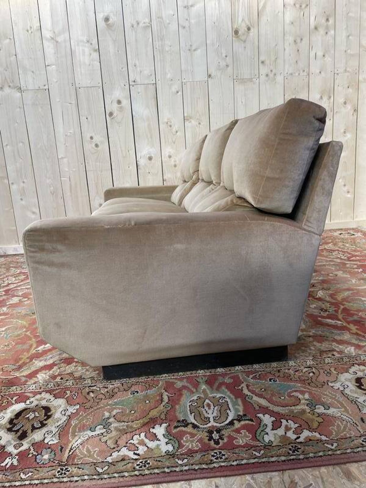 Canapé en velours beige époque 1980