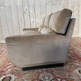 Canapé en velours beige époque 1980