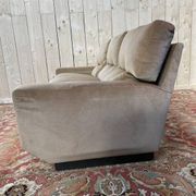 Canapé en velours beige époque 1980