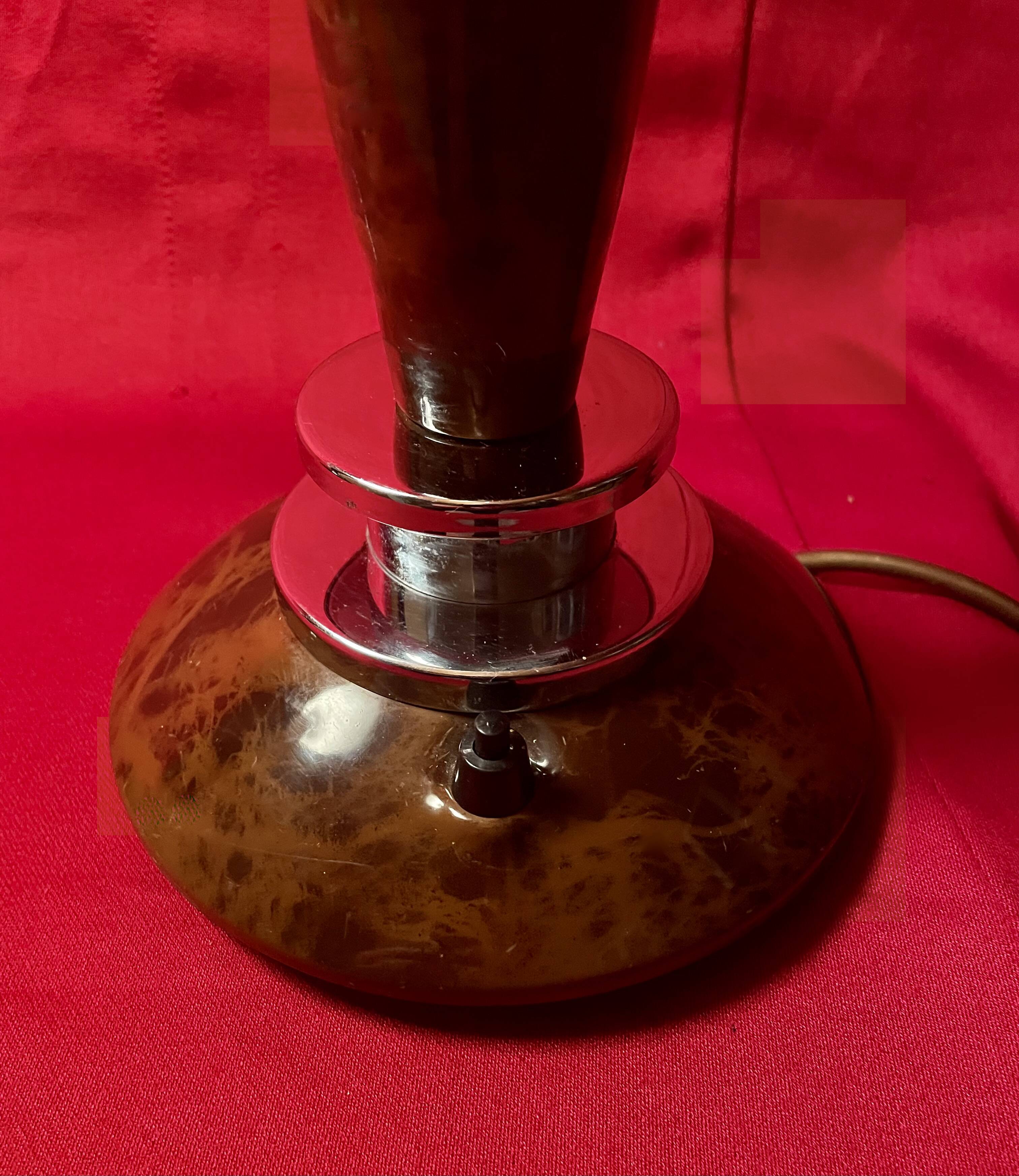 A pair of understated and elegant lamps, vintage, from the 70s-80s.