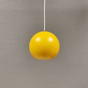 Lampe suspendue sphérique en jaune ensoleillé.