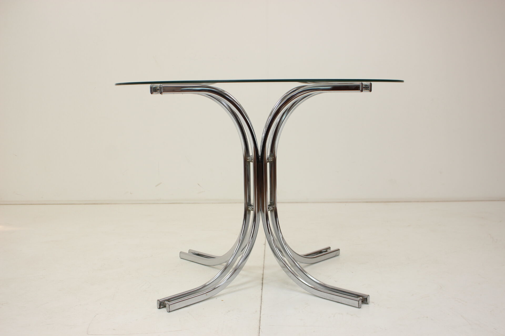 Round dining table chrome and glass / italy, 1980s