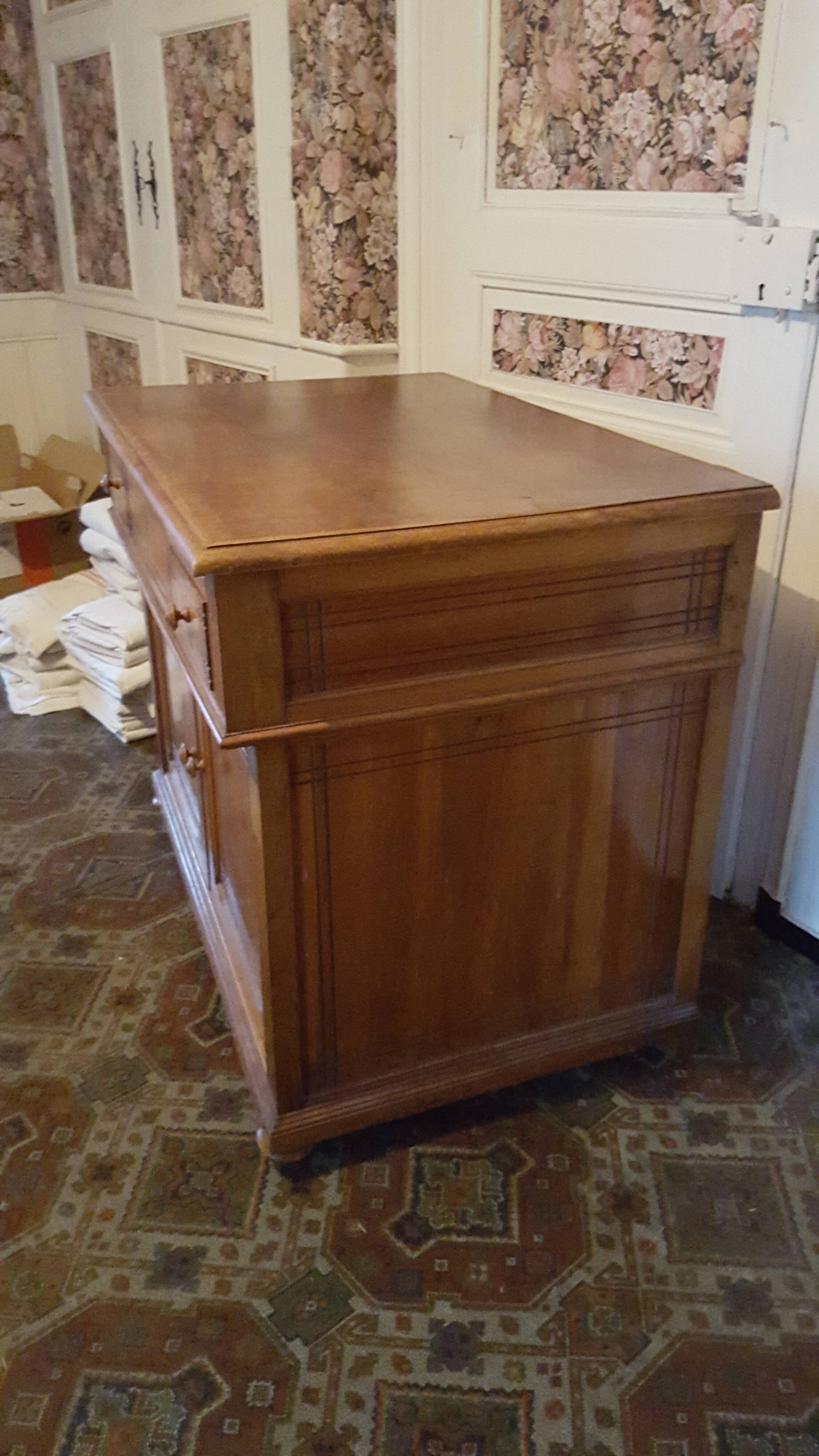Toilet dresser