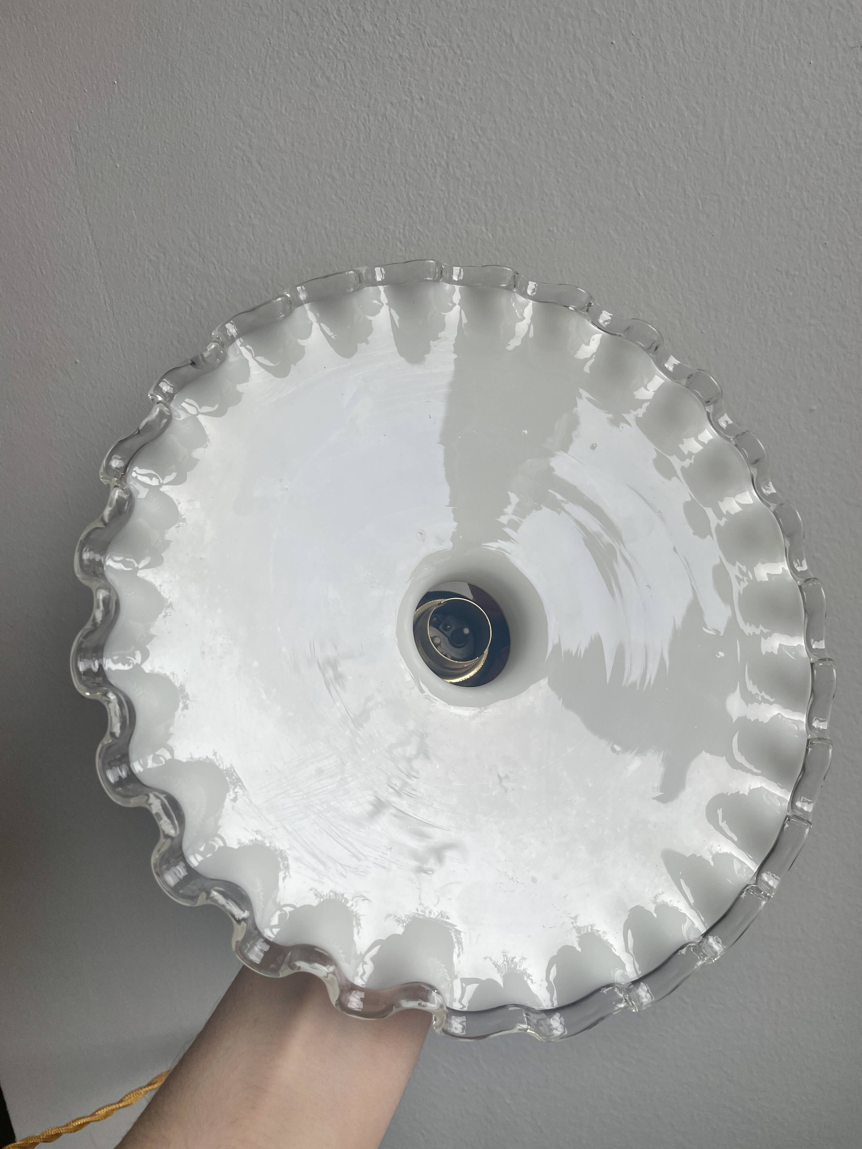 Suspension en opaline blanche avec fil doré