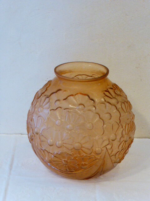 Vase boule en verre depoli rose, fleurs en relief, art deco