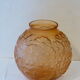 Vase boule en verre depoli rose, fleurs en relief, art deco