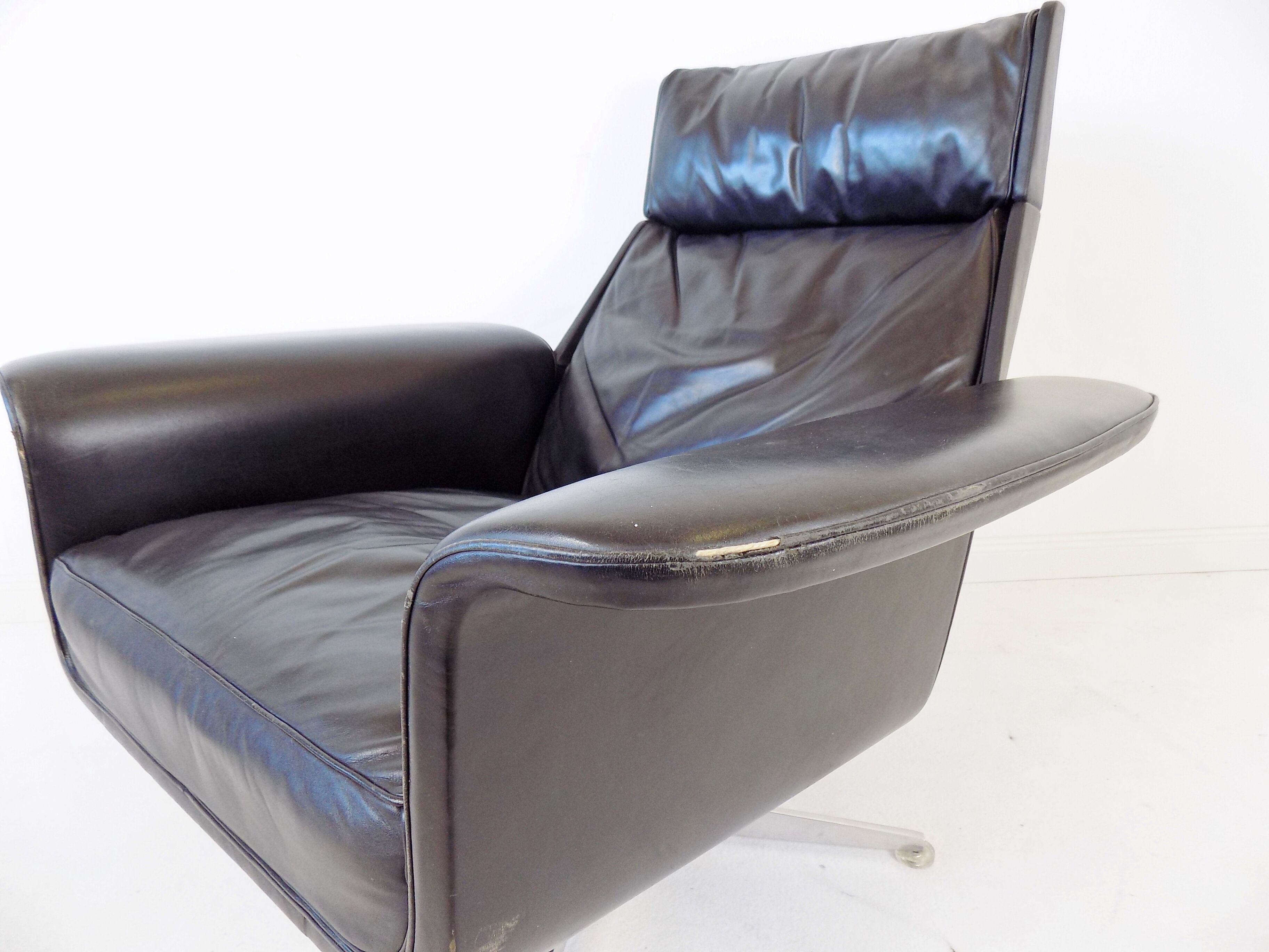 Fauteuil Kaufeld Siesta 62 en cuir noir par Jacques Brule