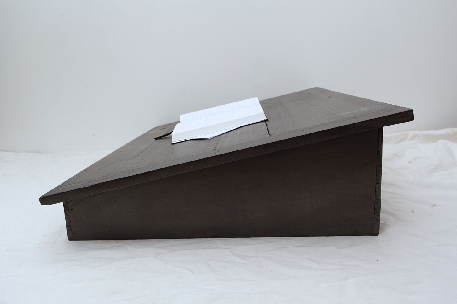 Written accountant's desk numbered black wood