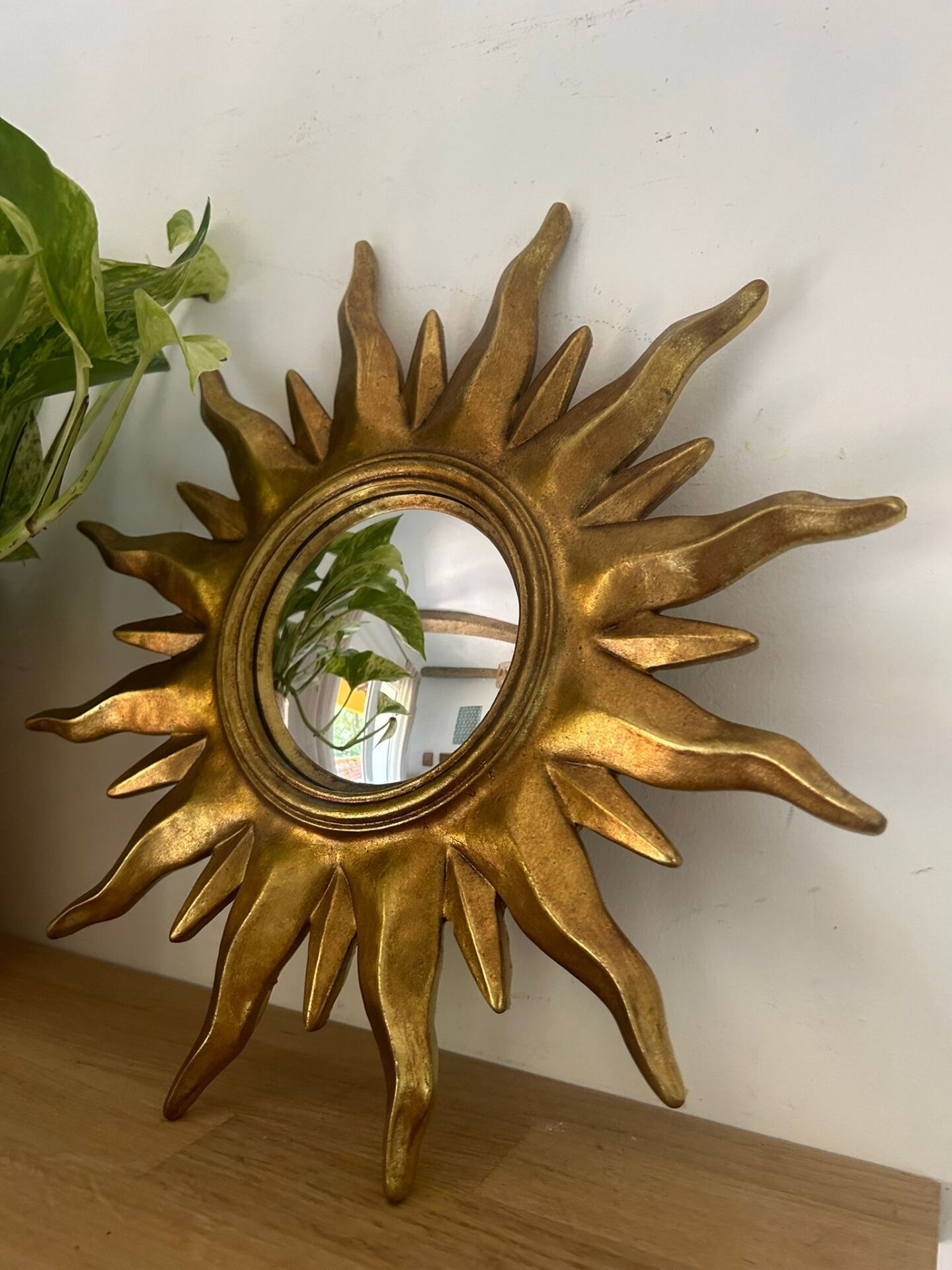 Convex mirror in the shape of a sun