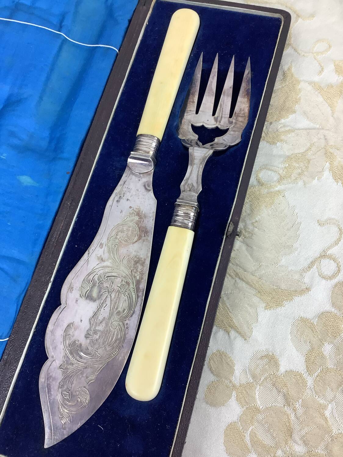 Antique fish service