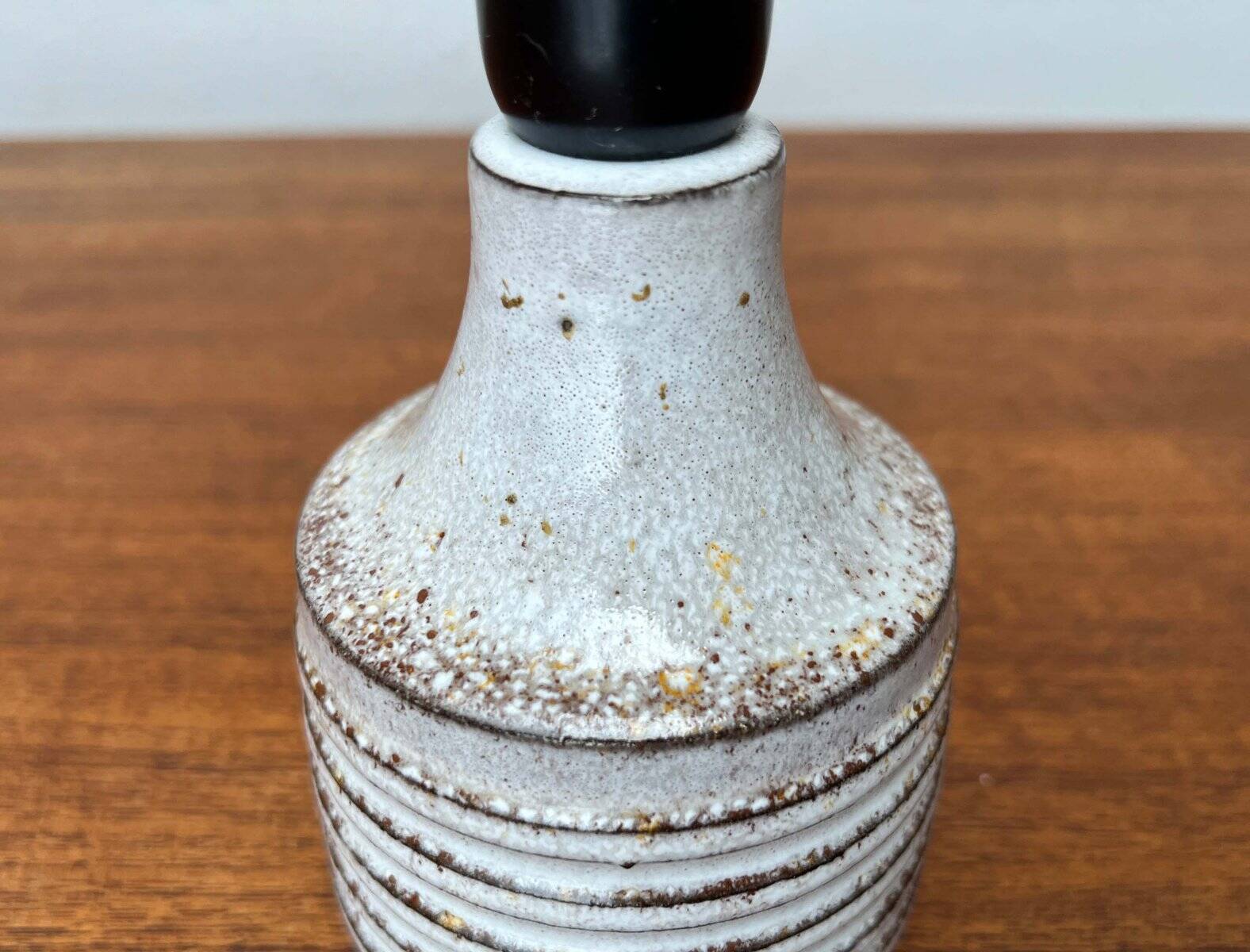 Mid-century modern studio pottery table lamp by Axella, 1960s.