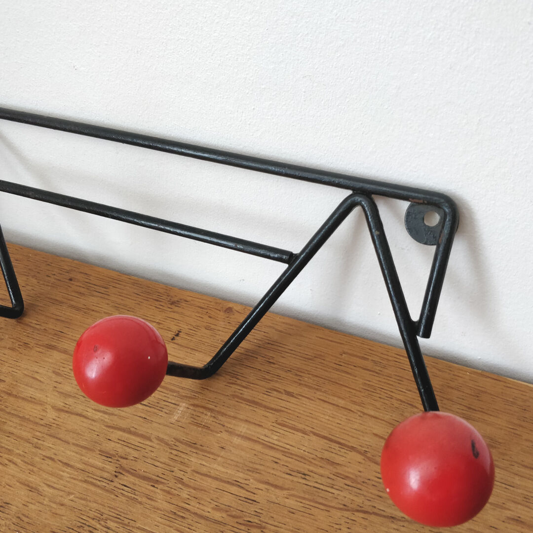Door coats vintage 4 pateres red balls