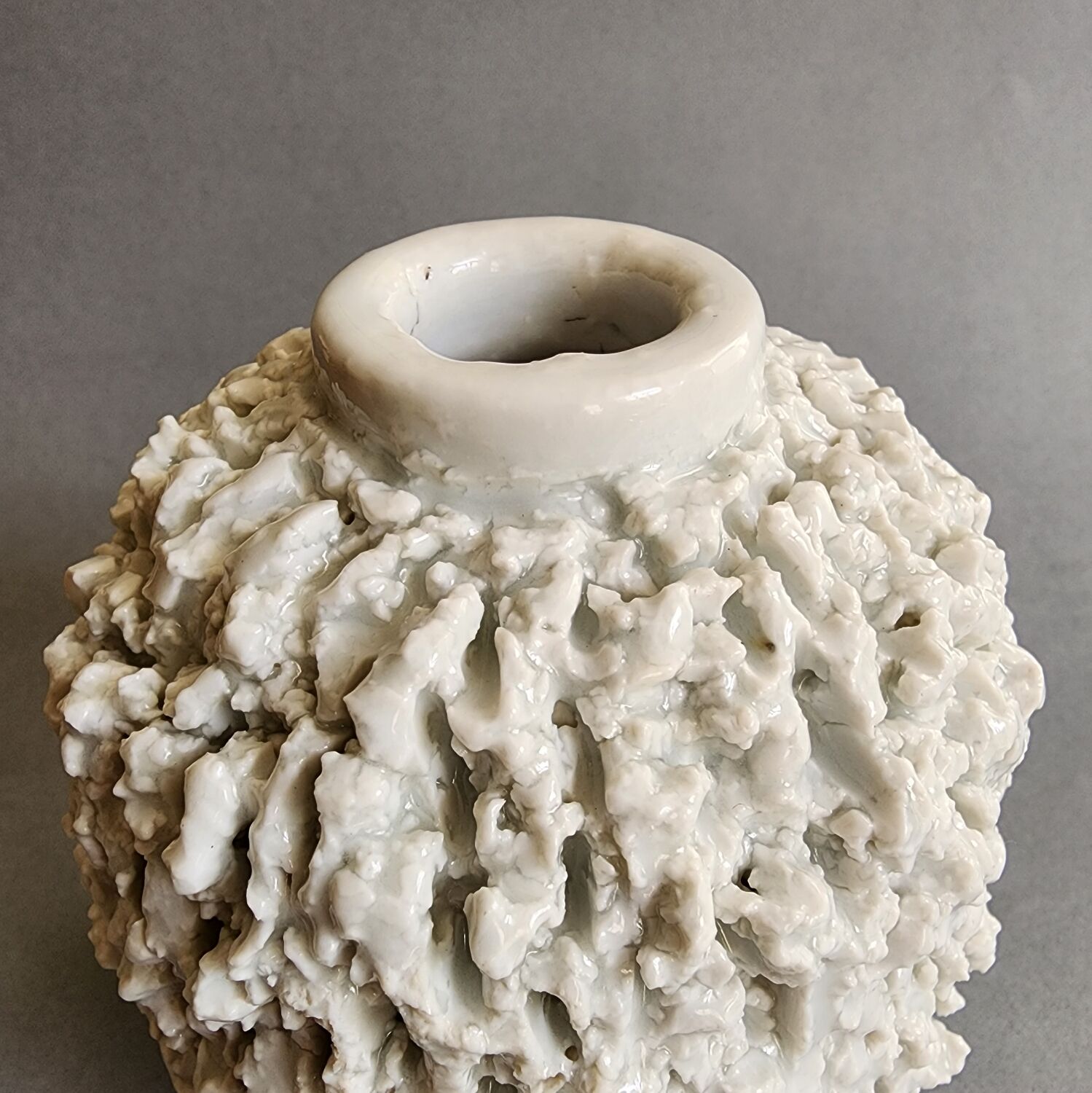 Vase hérisson en chamotte de Gunnar Nylund
