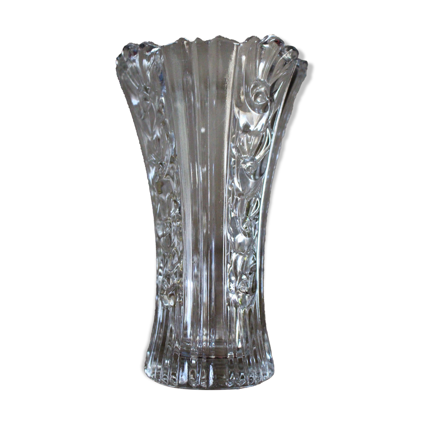 Vase style Art Nouveau en verre ciselé à décor de fleurs