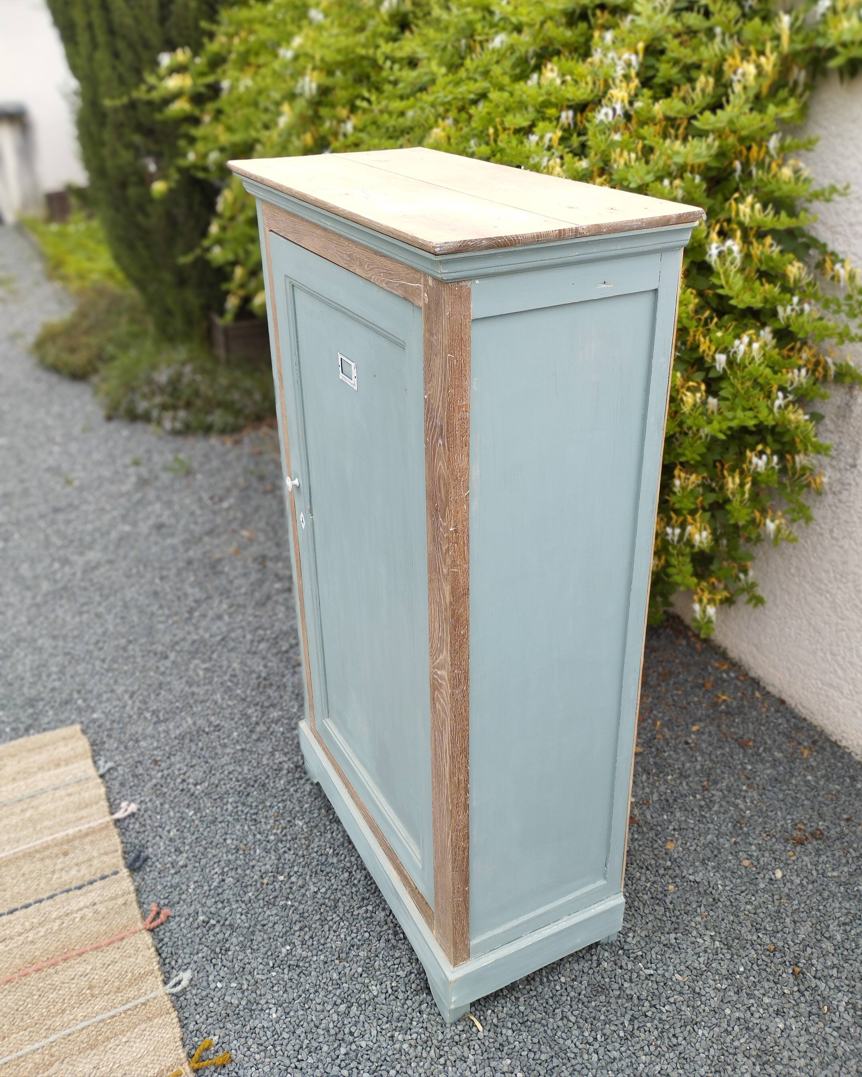 Parisian Wardrobe - Vintage Bonnetière