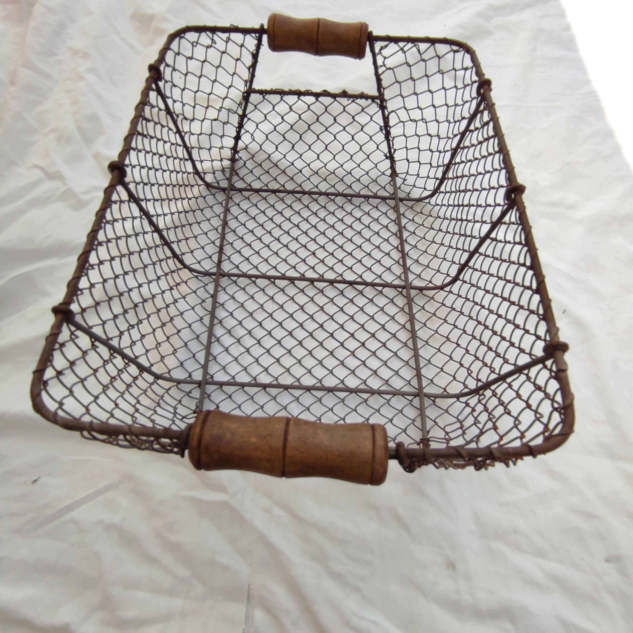Basket with 2 wooden handles in wire mesh