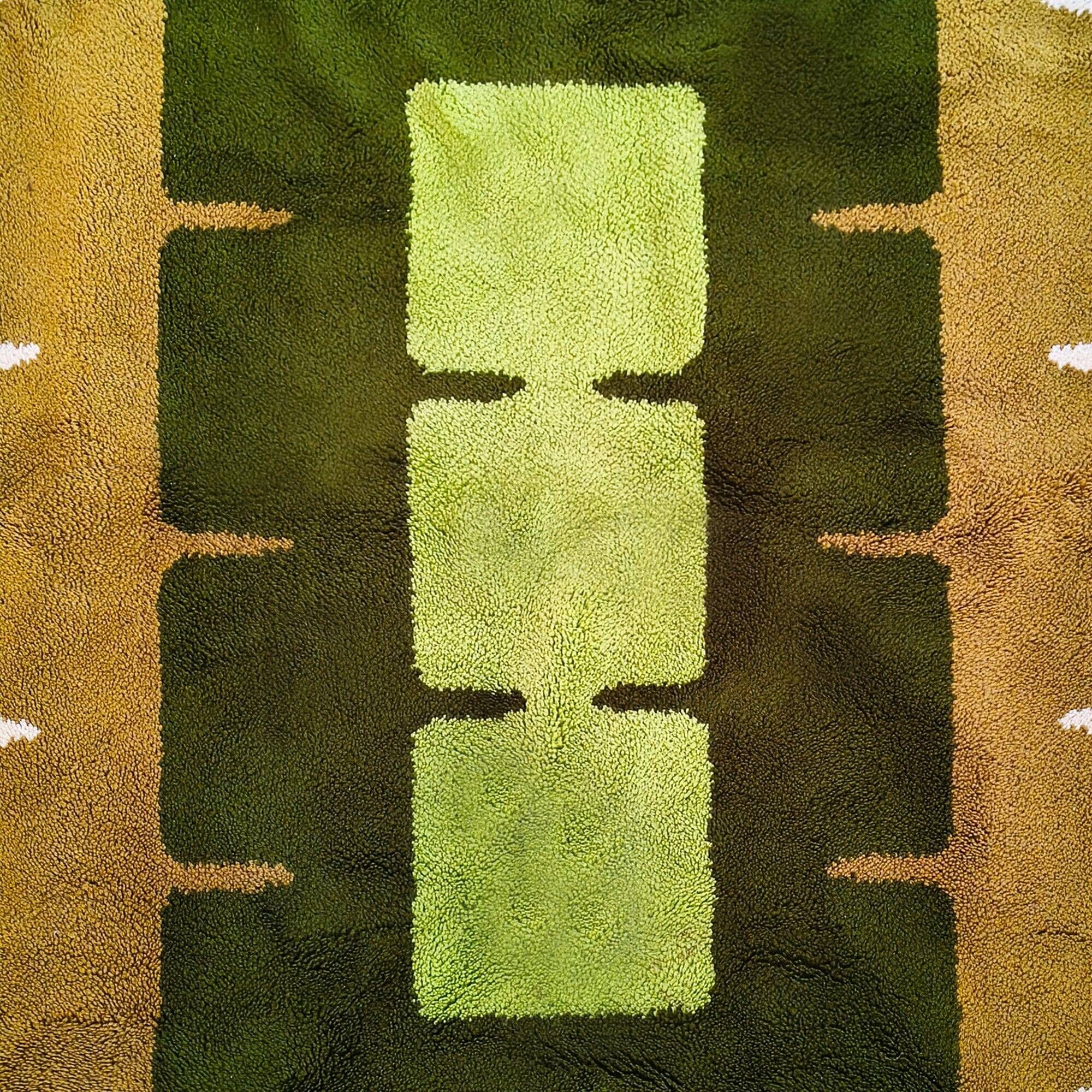 1970s gorgeous geometric space age rug in wool. Made in Italy