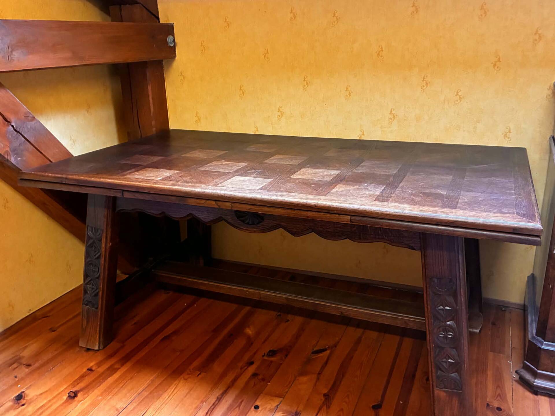 Table rustique en bois massif sculpté — Style savoyard / art populai
