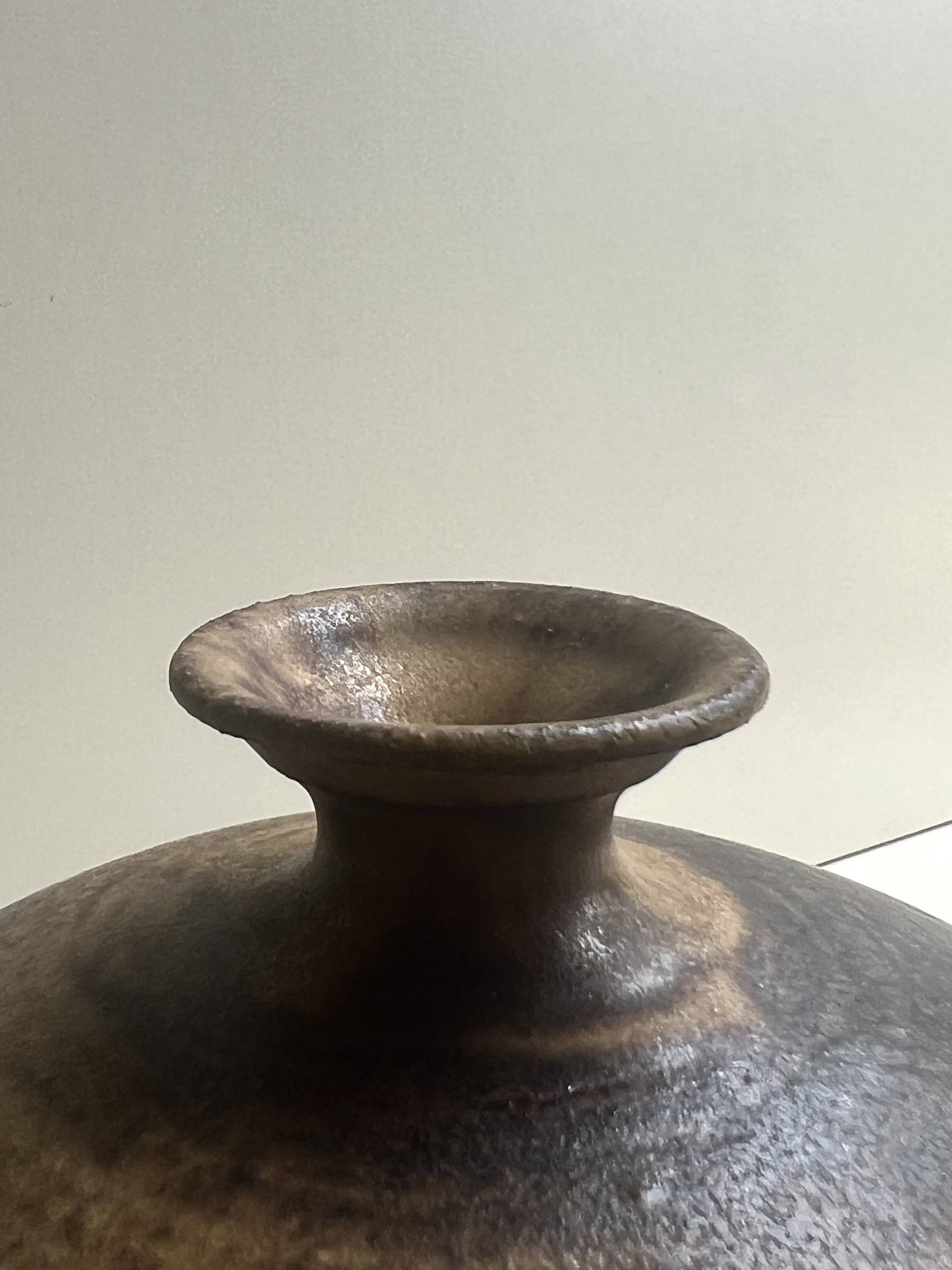 Grand vase en  céramique grès chamotté & sculpté, 1970