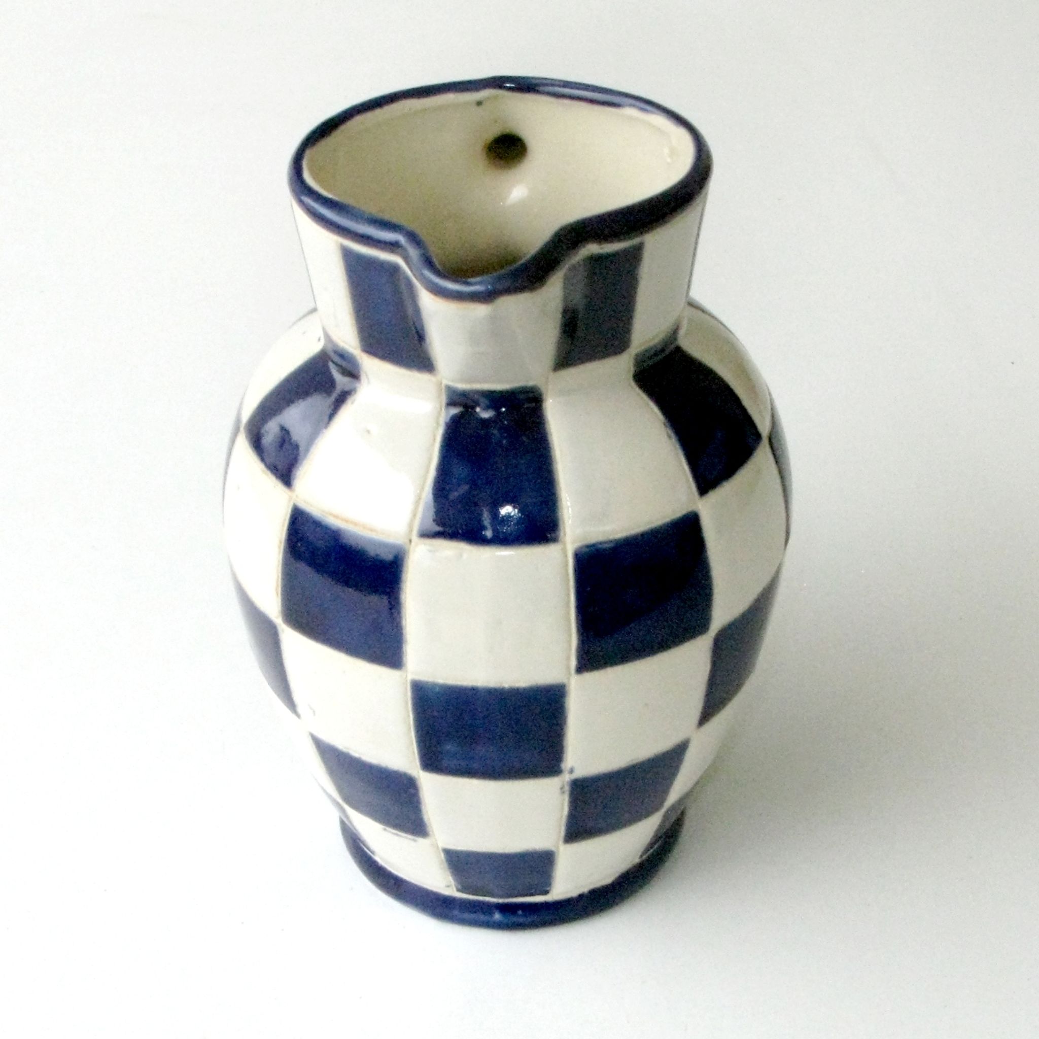Ancien pichet en faïence à décor Lustucru de fabrication artisanale