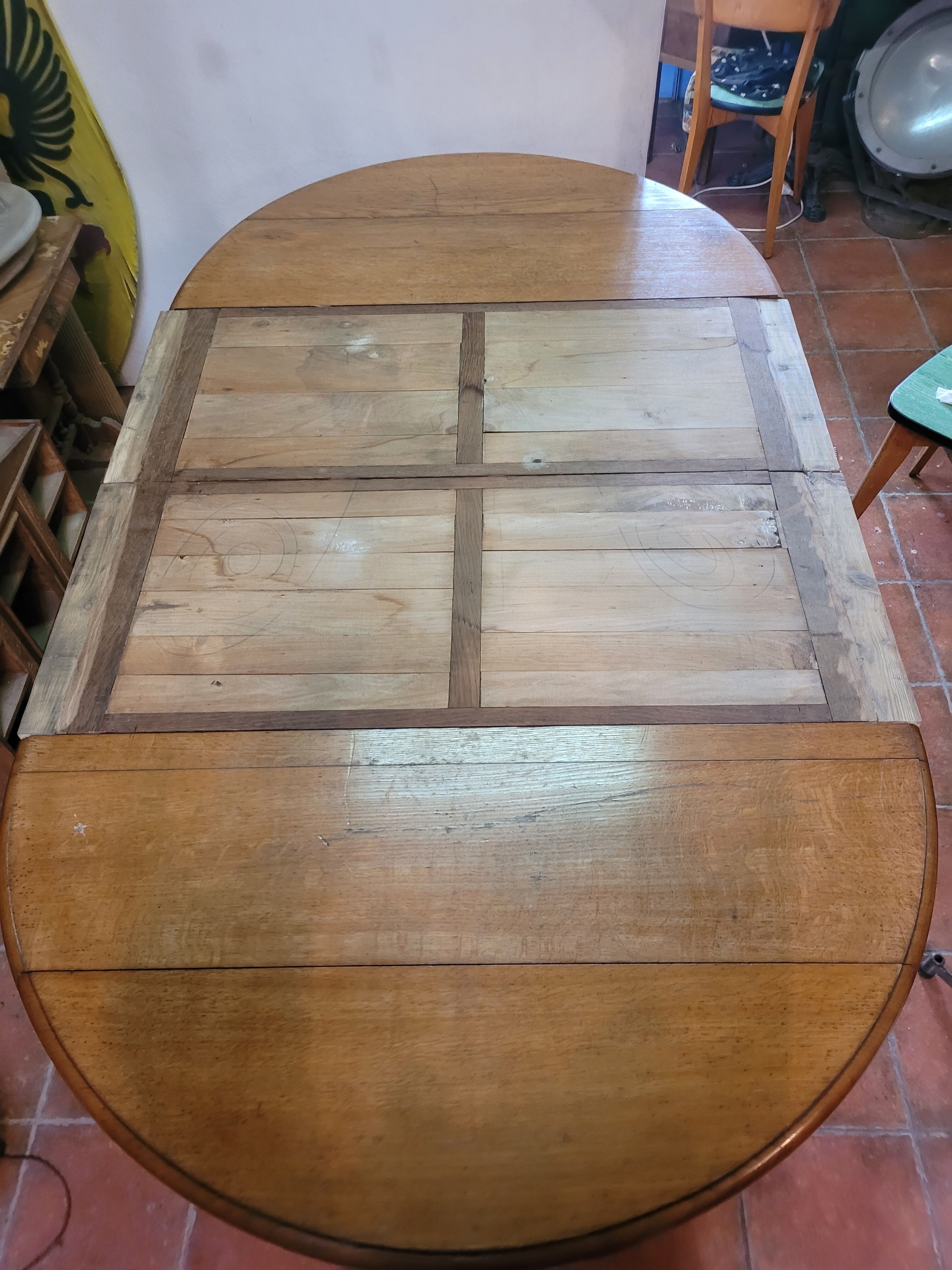 Round table 6 feet in oak with extension
