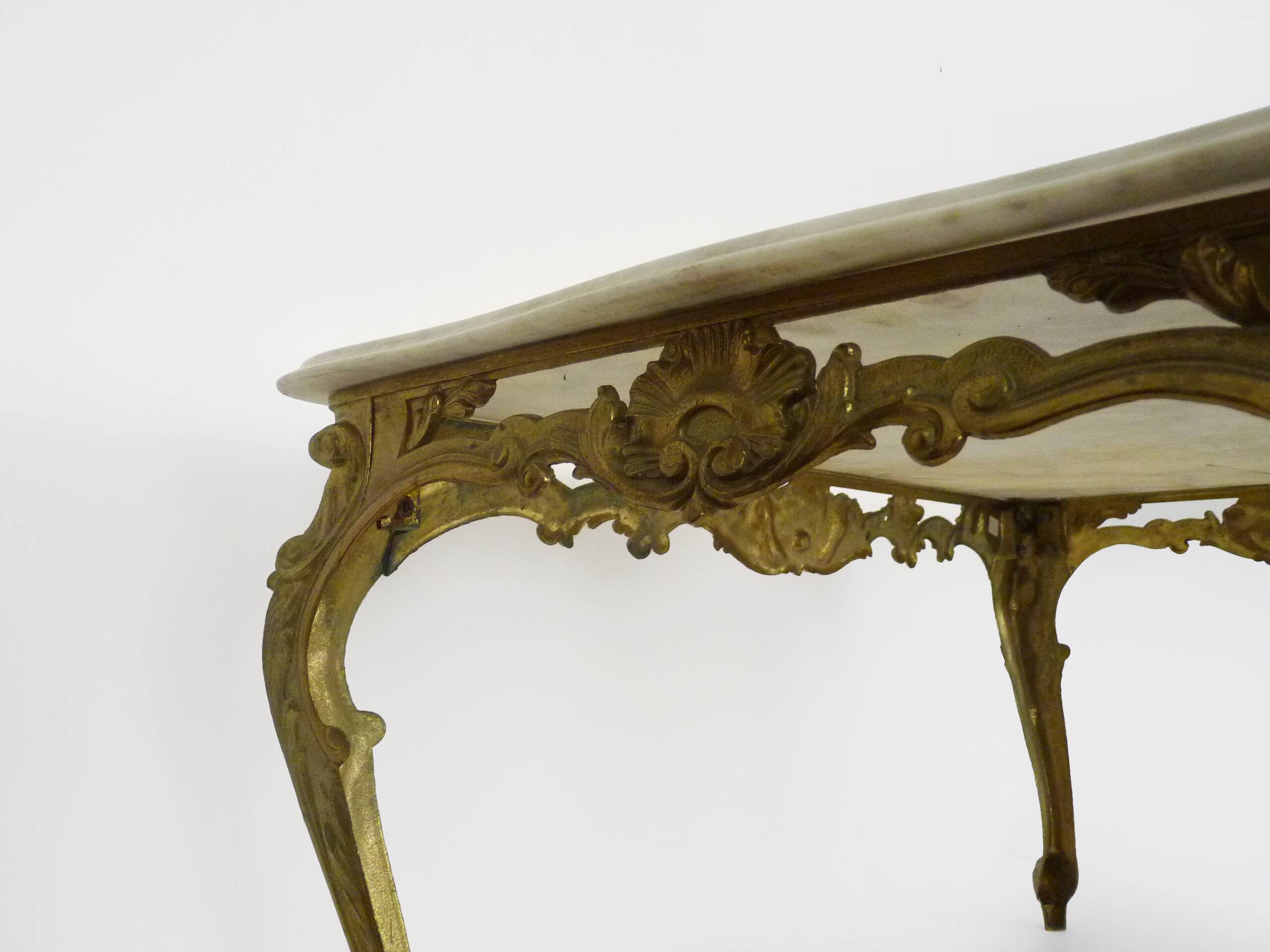 Table basse structure en laiton et plateau en marbre. Années 60