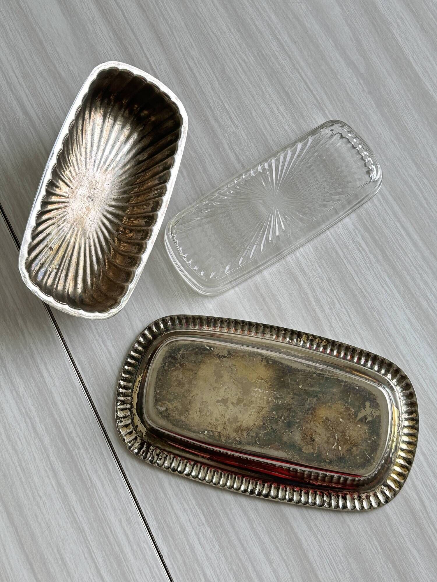 Old English butter dish in silver-plated metal and chiseled crystal.
