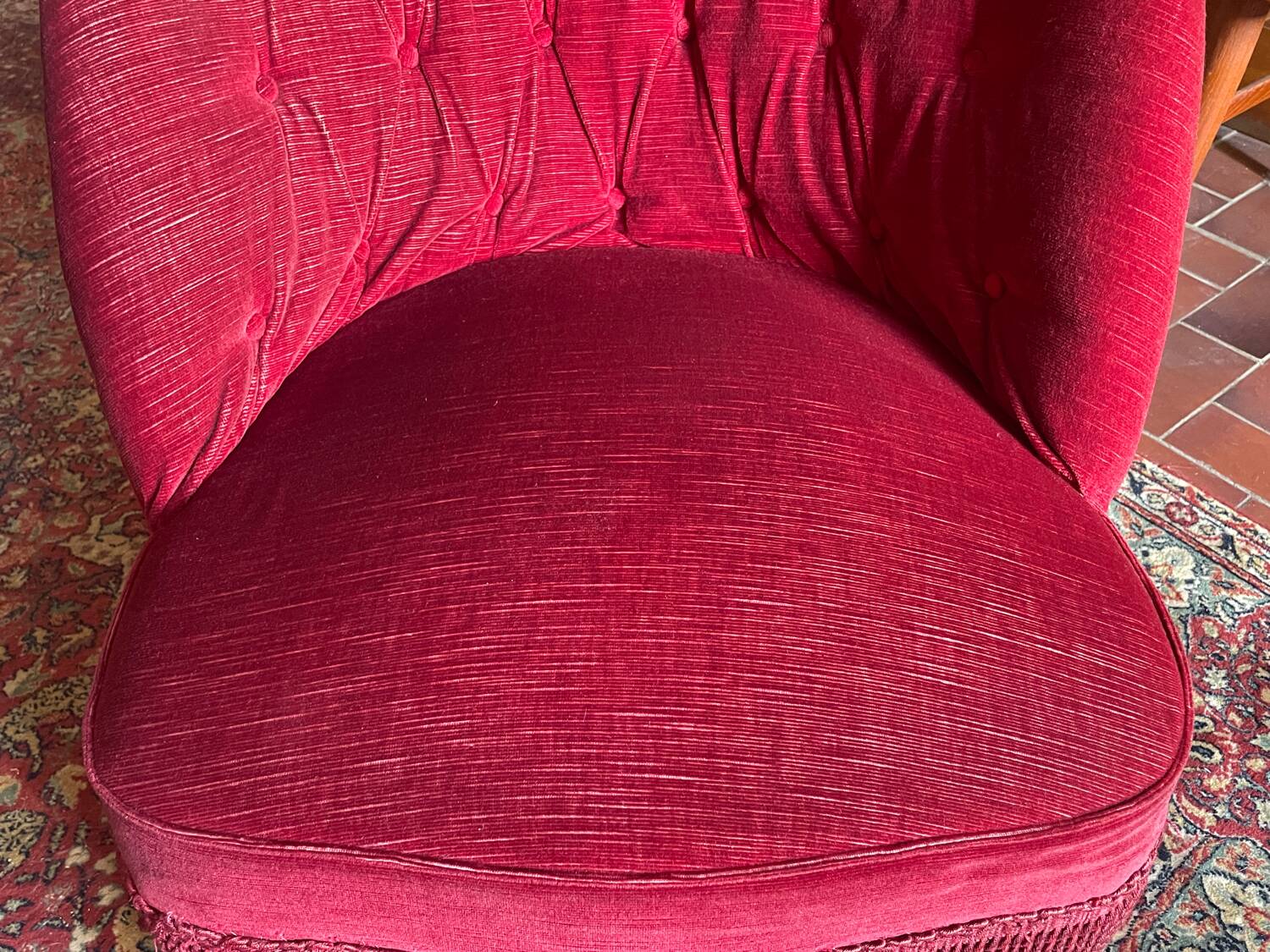 Upholstered toad chair