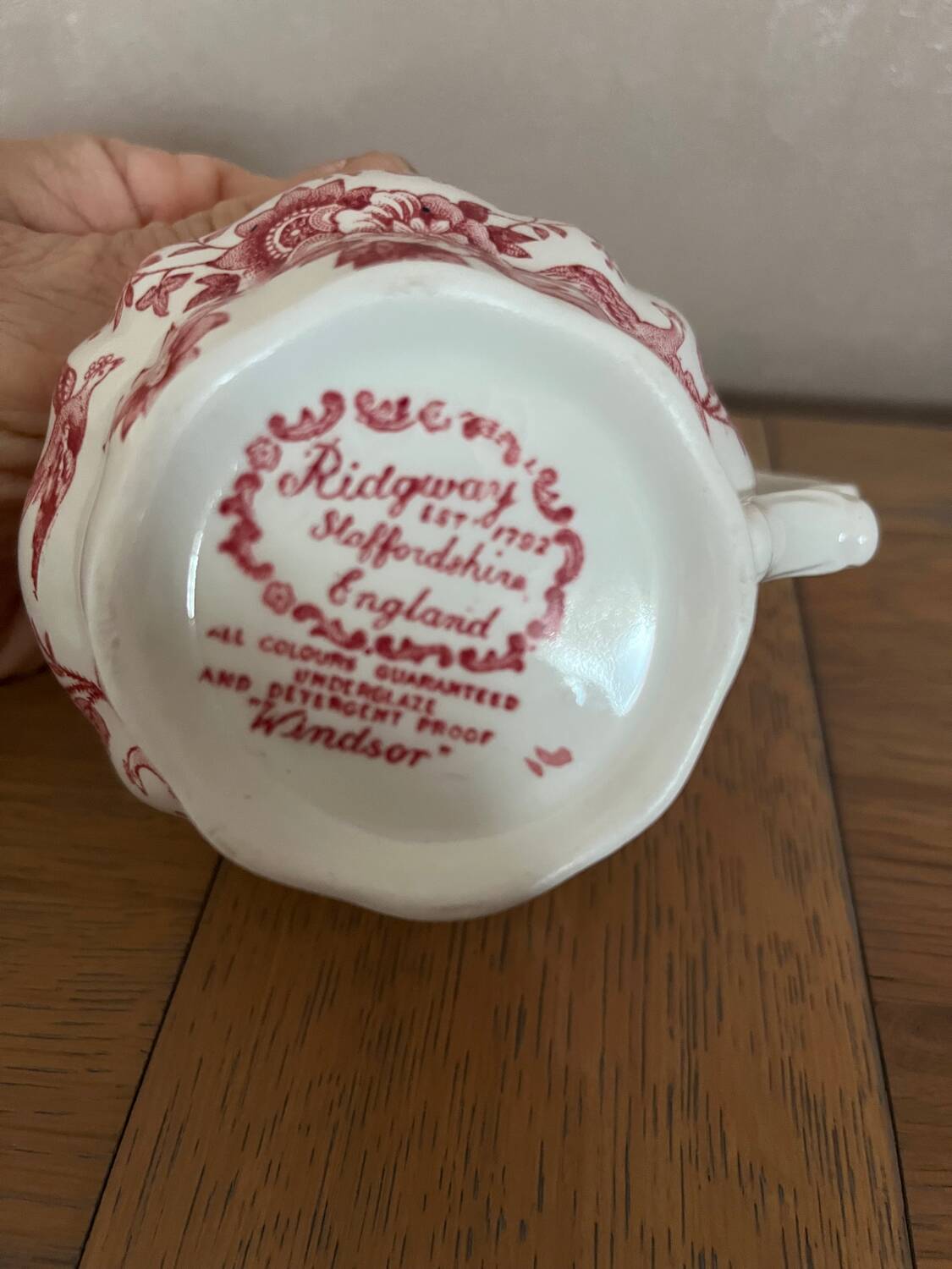 Charmant Pot à Lait Rouge Grenat – Ridgeway Staffordshire England Wind