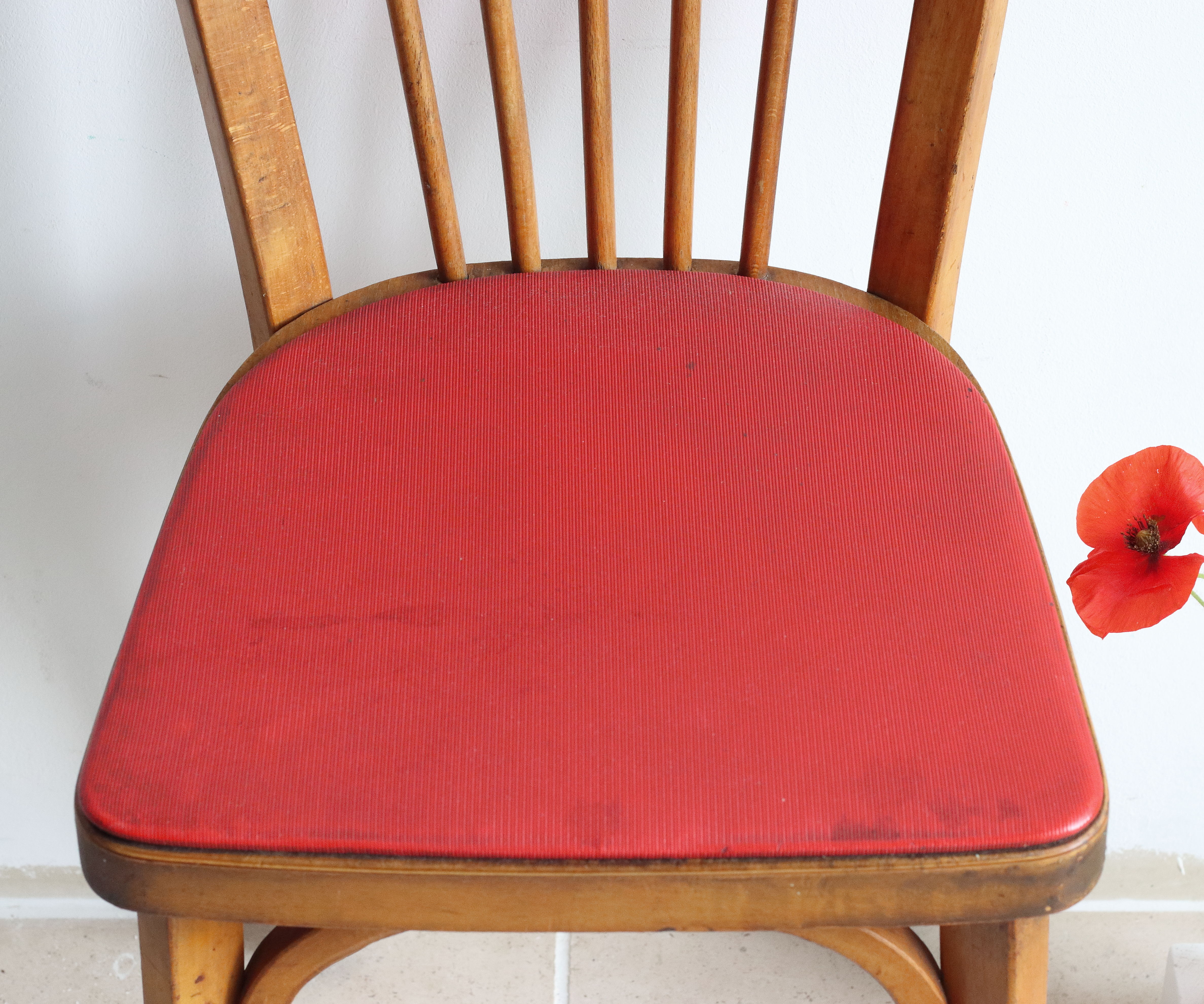 Bistro chair with bars of the 50s in wood and imitation red leather