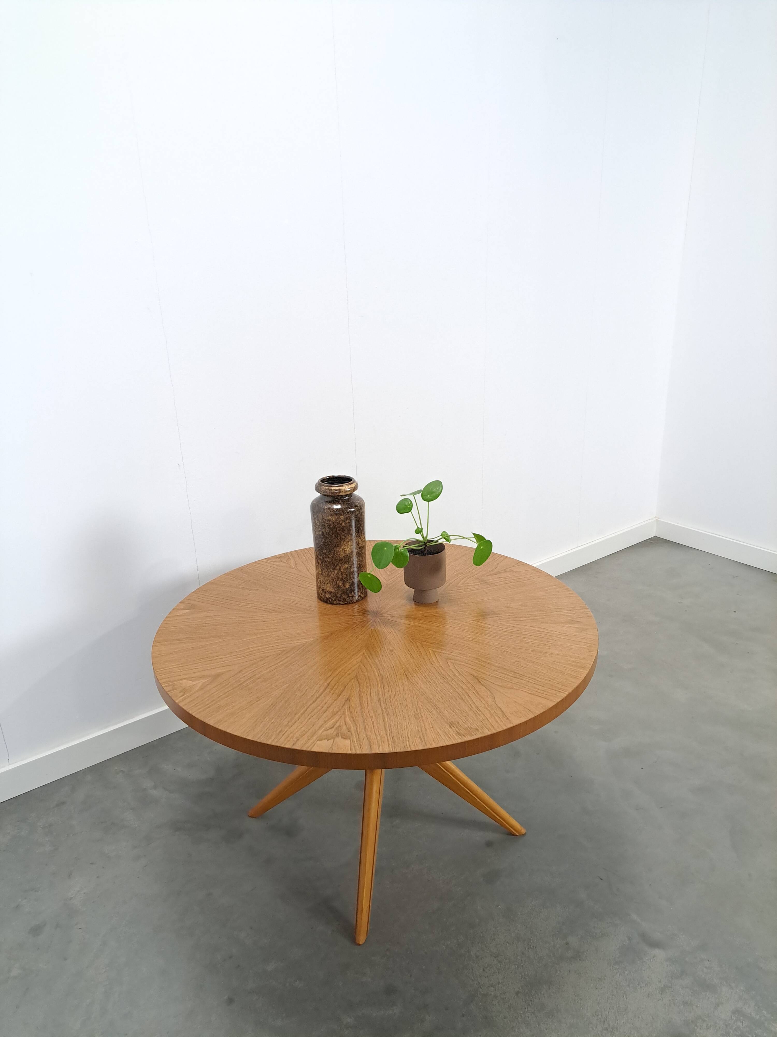Table basse ronde avec pieds en bois Ilse Möbel