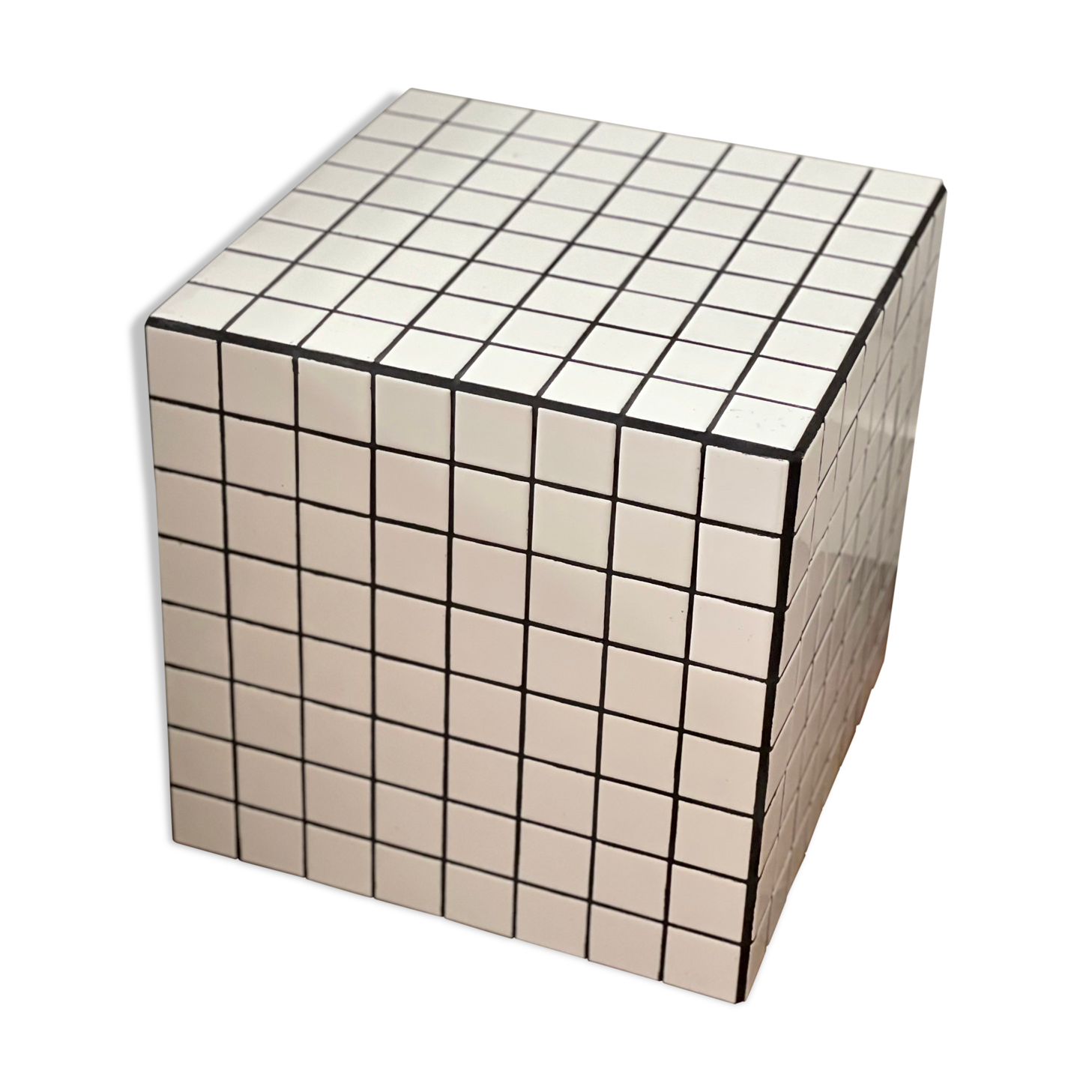 Table d'appoint cube Lulu carrelage mosaïque blanc joint noir  bout de canapé