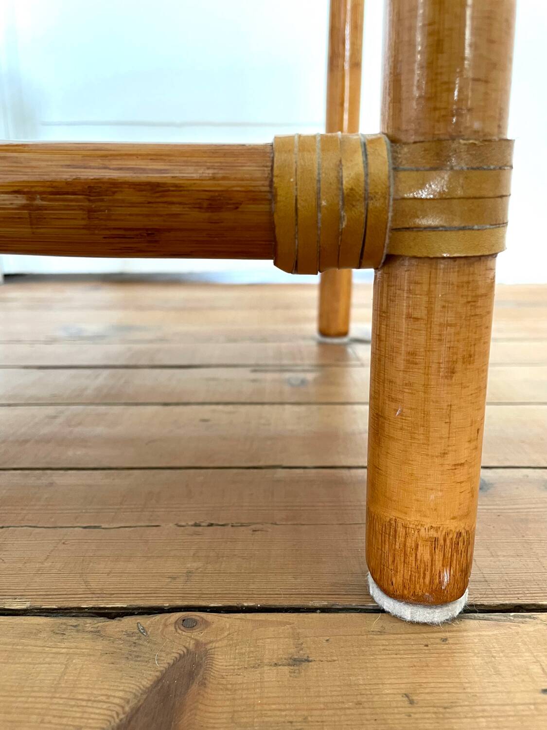 Paire de tables de chevet vintage en rotin et verre fumé