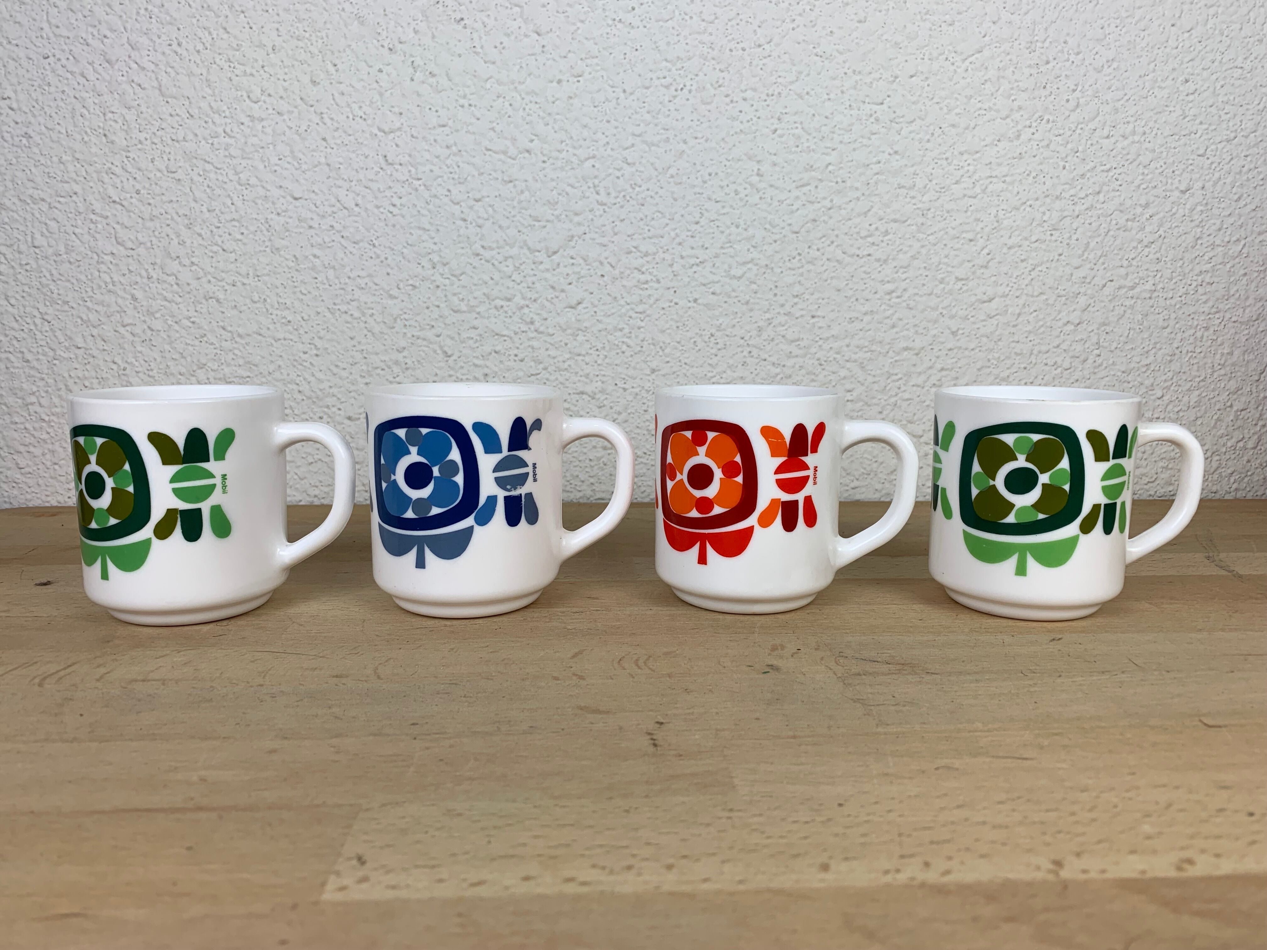 4 vintage Mobil mugs