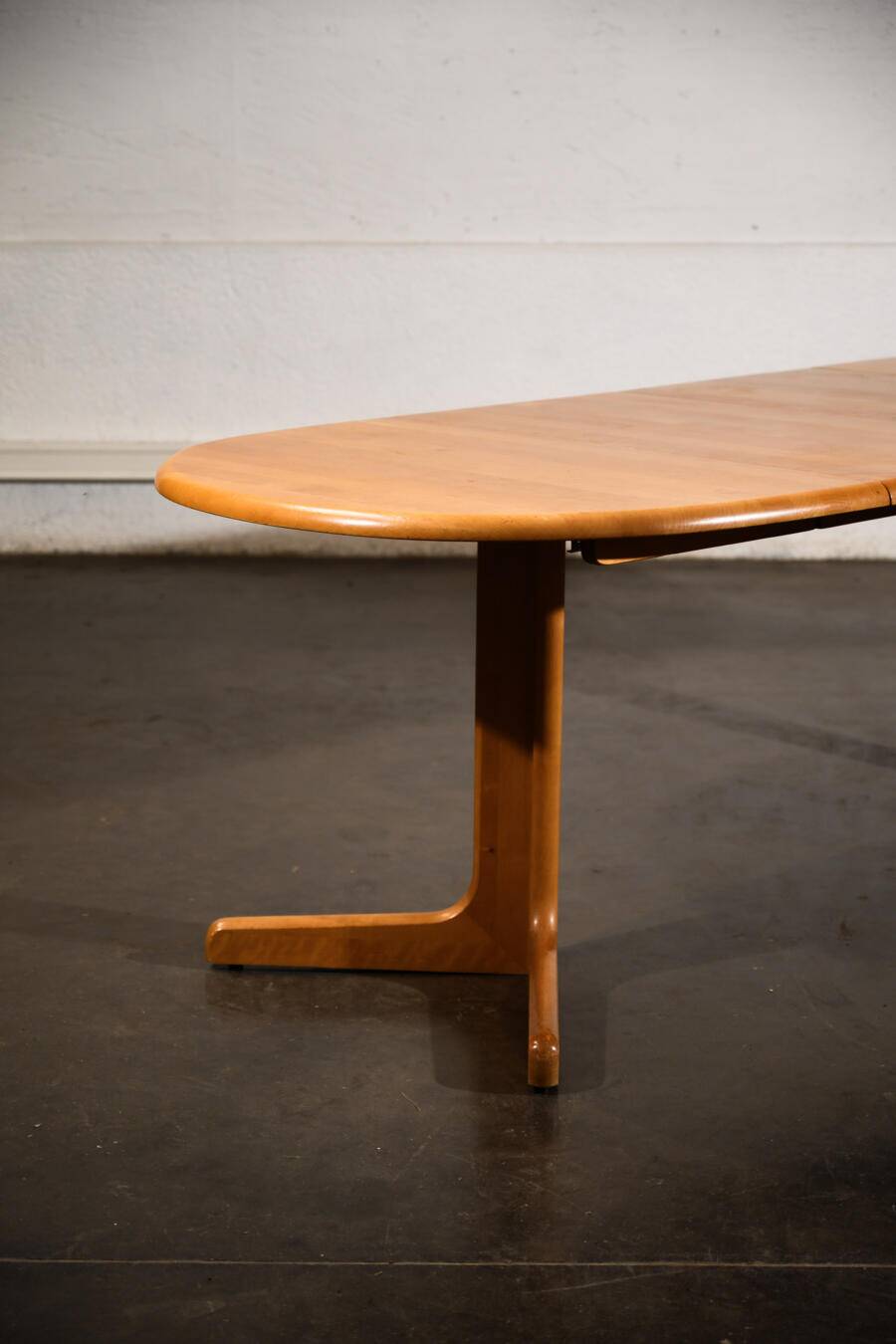 Oval dining table with 2 extensions.